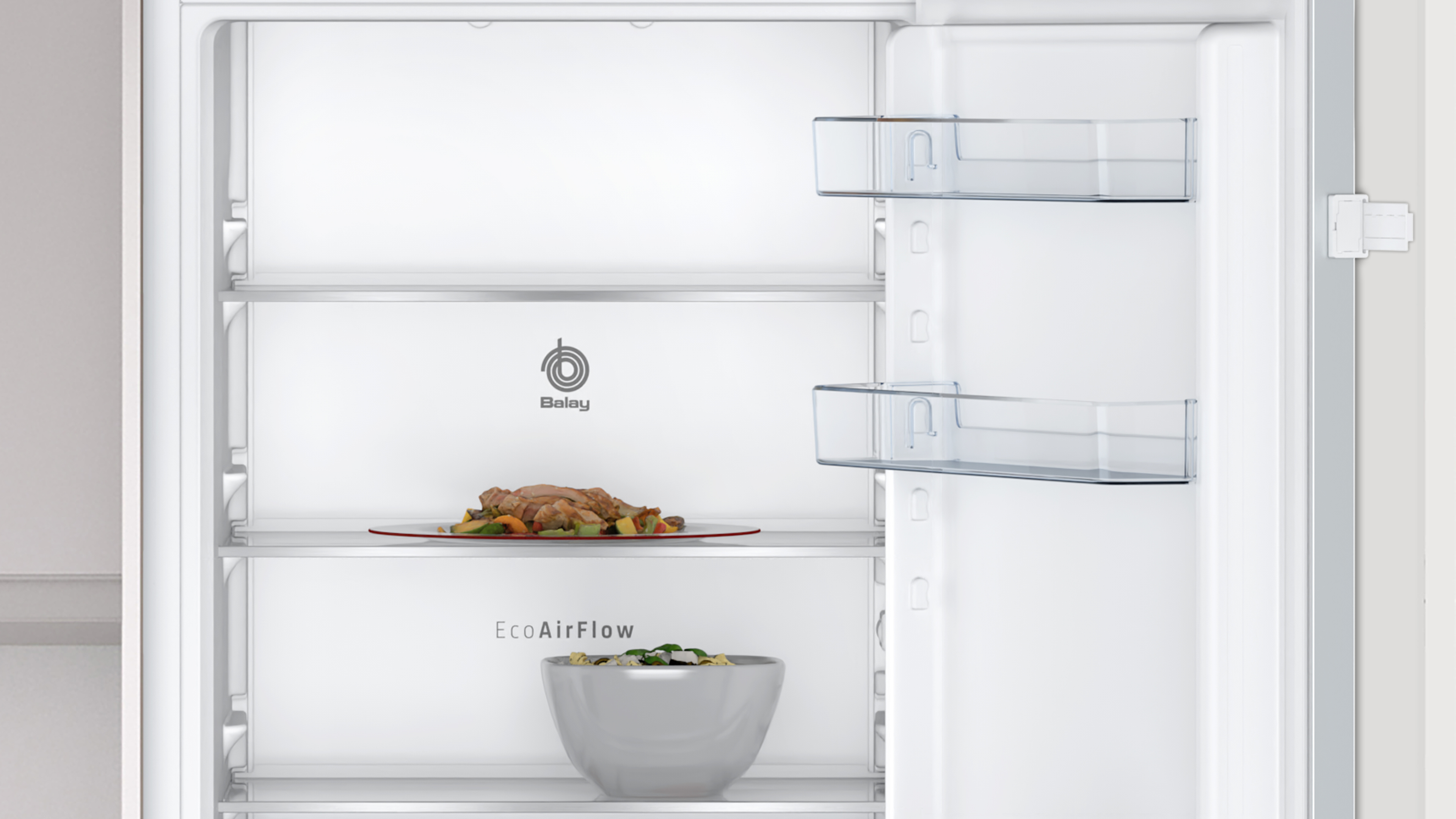 Interior de refrigerador abierto con estantes. Son visibles un plato de comida y un cuenco de comida.