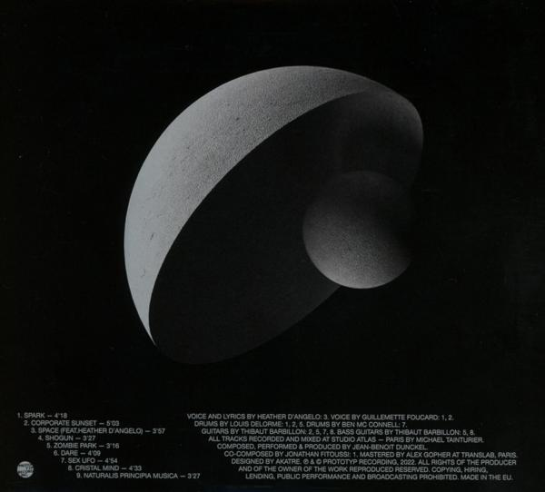 Albumcover mit einem schwarz-weißen pilzförmigen Design, Songtiteln.