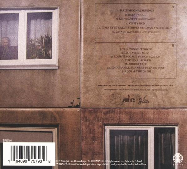 Rückseite eines Albums mit Songtiteln und einer Person, die aus dem Fenster schaut.