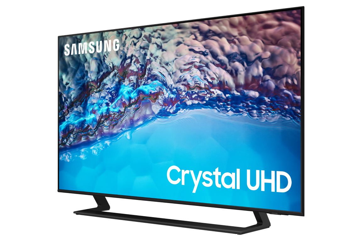 Siyah bir stand üzerinde bir Samsung Crystal UHD TV, mavi bir ekran görüntülüyor.
