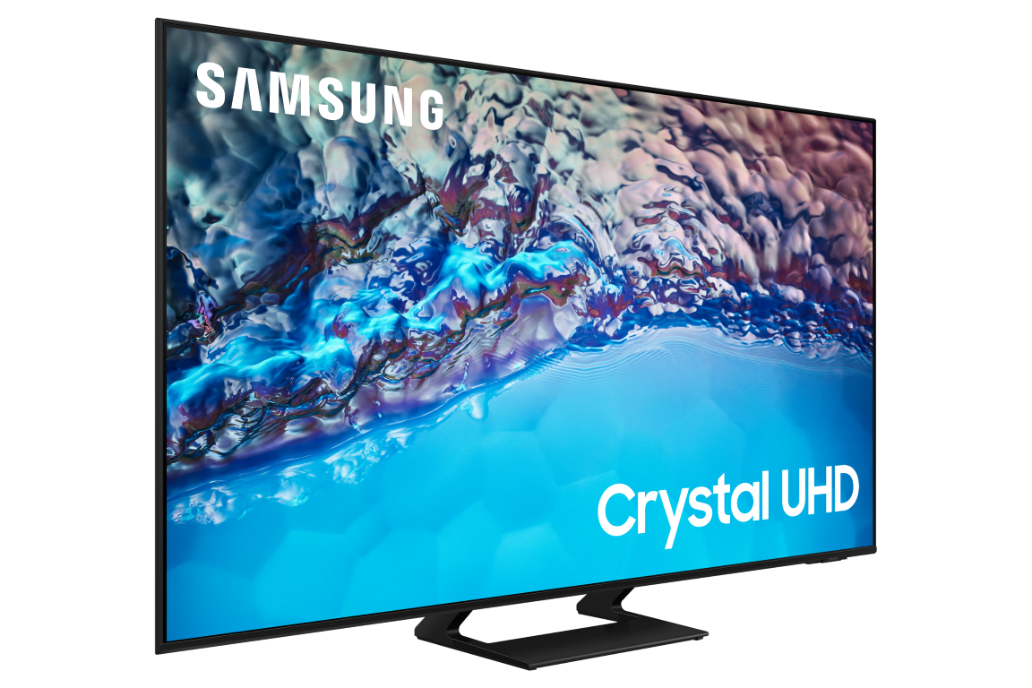 Kavisli ekranlı büyük bir Samsung TV, sulu bir arka plan gösteriyor.
