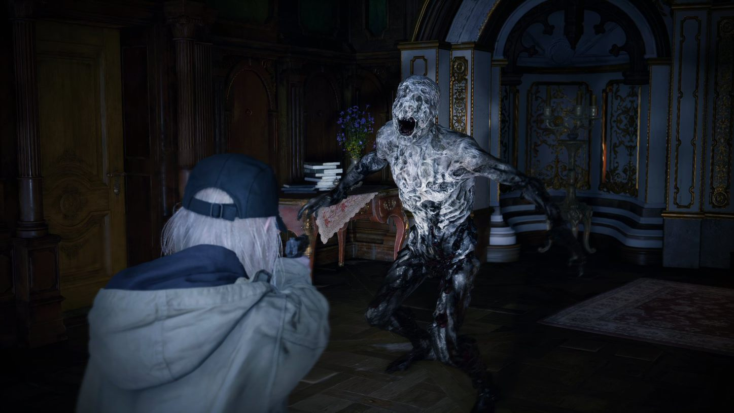 Een vrouw met capuchon richt op een griezelig monster in een donkere kamer.