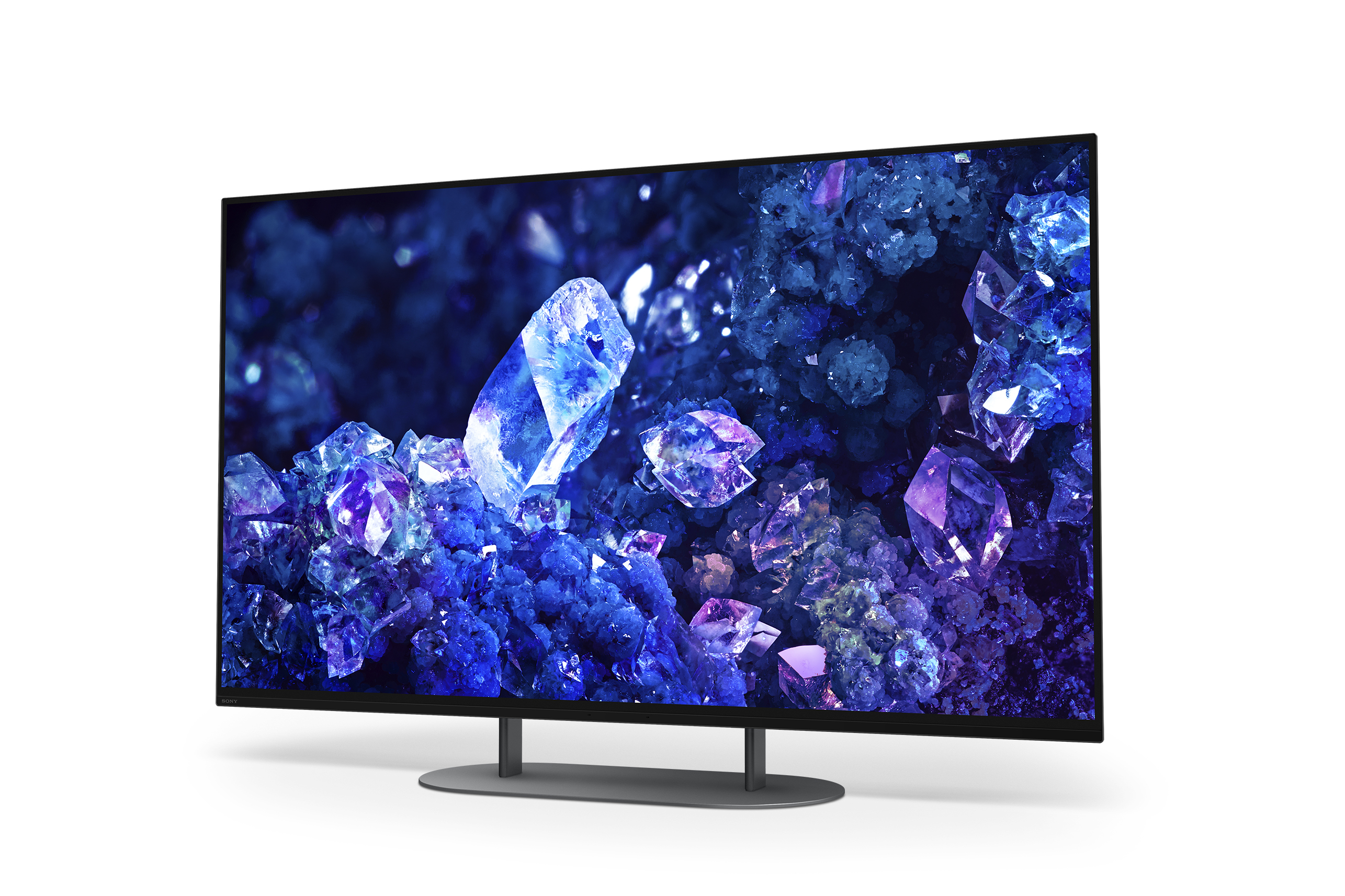 Kristal benzeri bir ekrana sahip modern bir TV, beyaz bir arka plan üzerinde bir stand üzerinde duruyor.
