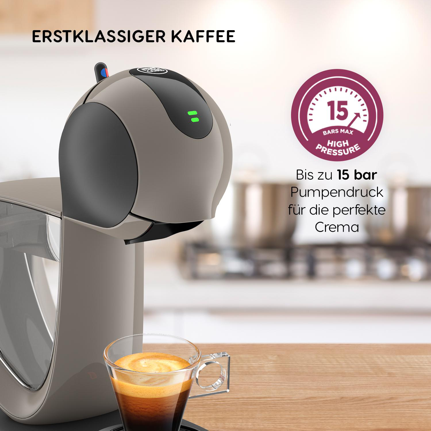 Espressomaschine mit einem Glas Kaffee, Küchenhintergrund.