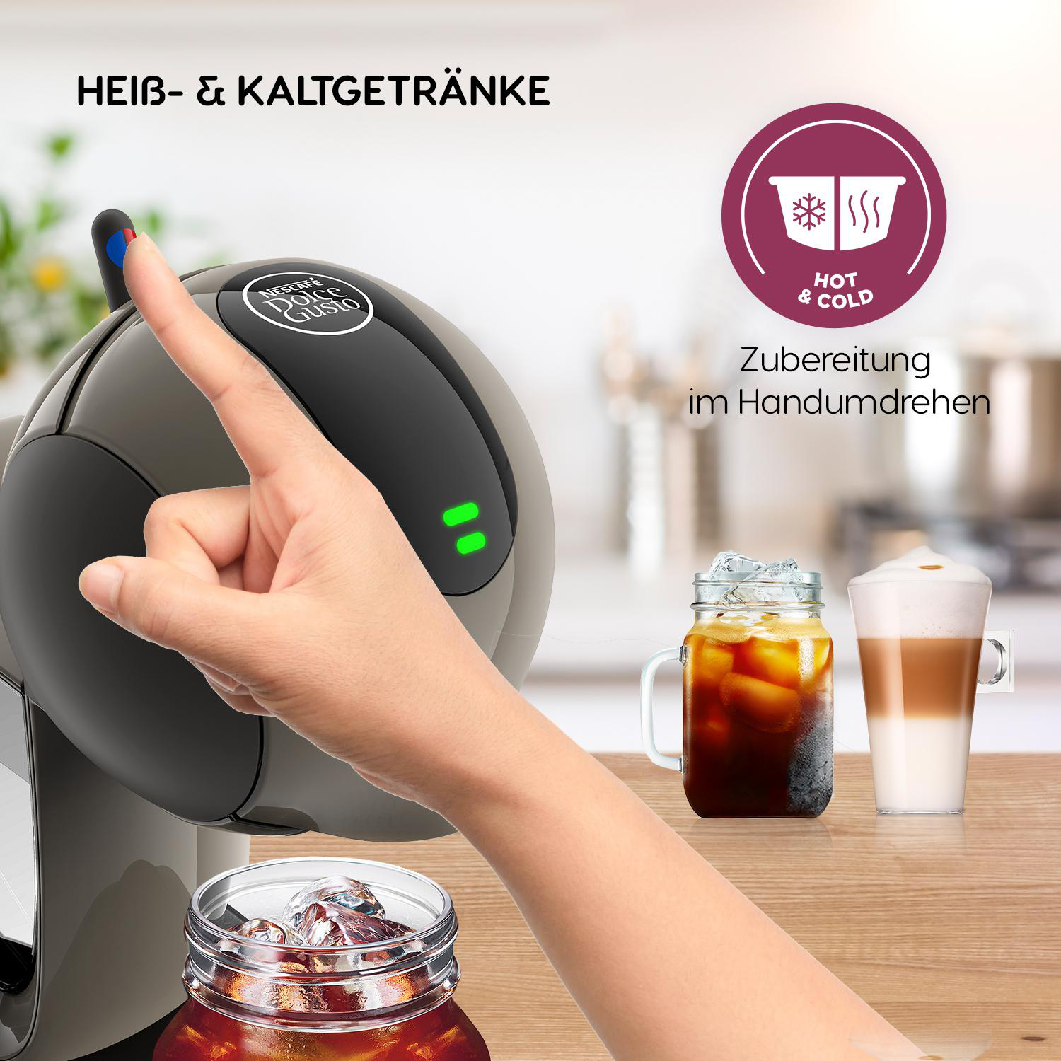 Eine Hand berührt eine Kaffeemaschine. Eiskaffee und Latte stehen auf dem Tisch. Heiß- und Kaltgetränke-Symbol.