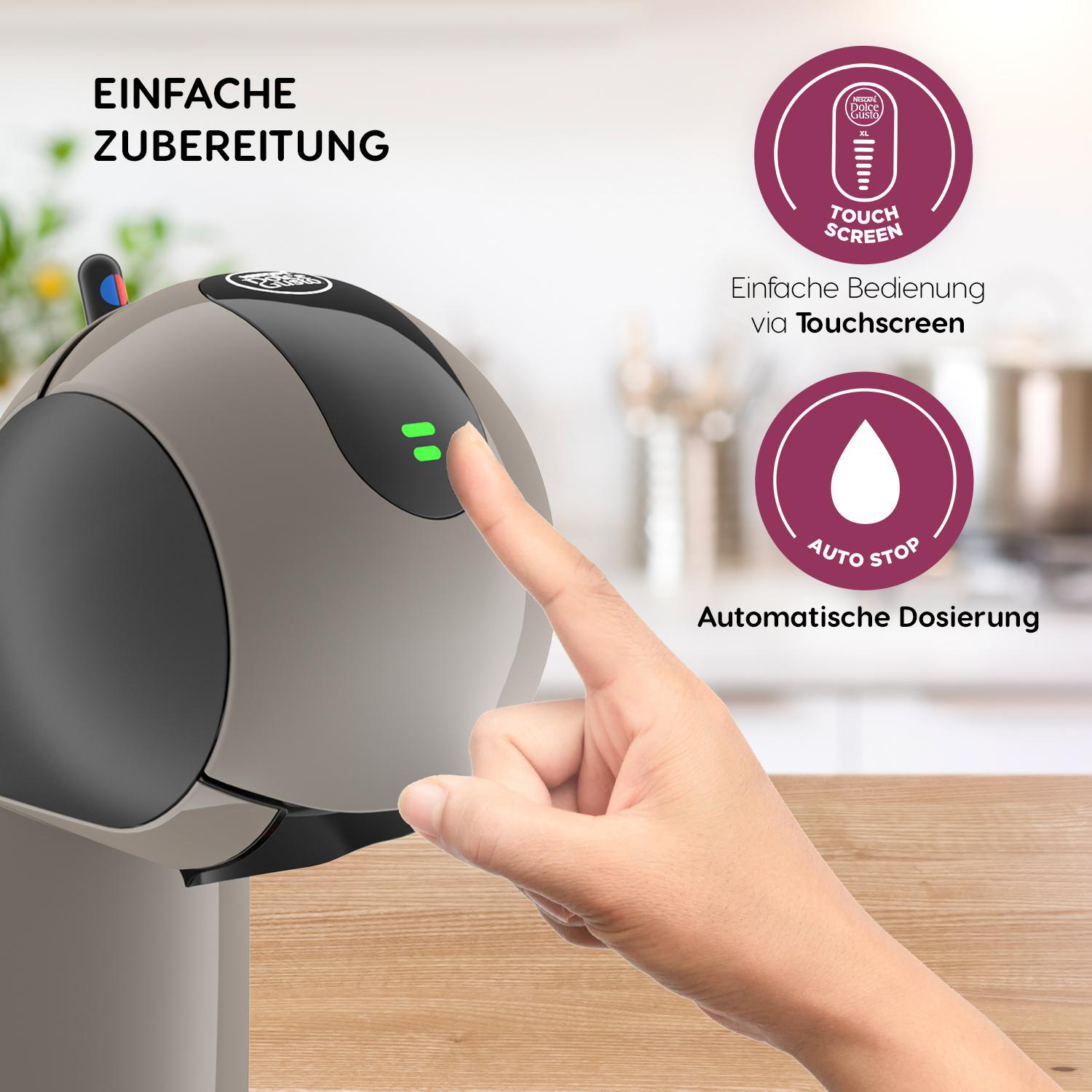 Hand drückt Knopf an Kaffeemaschine. Text zeigt einfache Zubereitung und automatische Dosierung per Touchscreen.