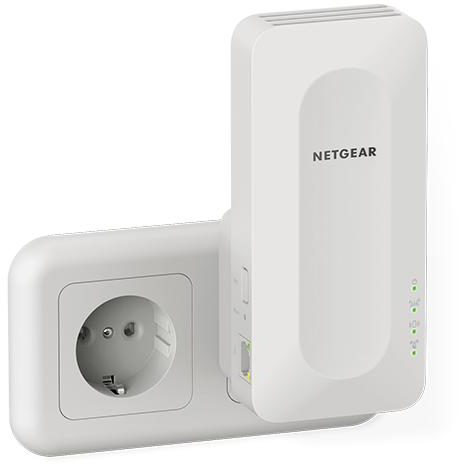 Appareil Netgear blanc branché sur une prise. Montre une extension de routeur.