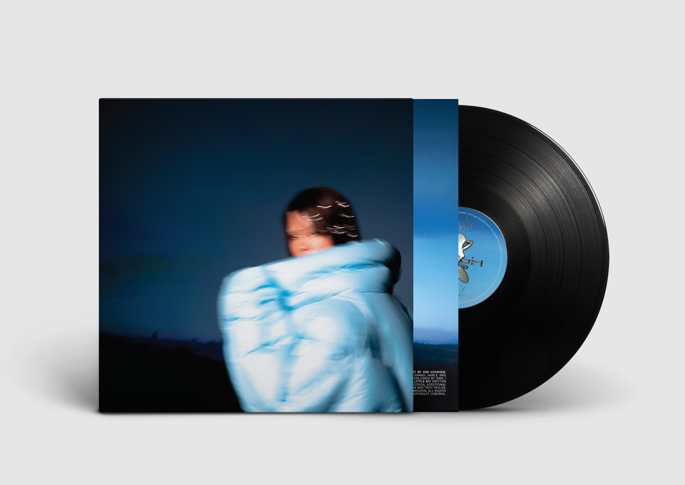 Albumcover mit einer unscharfen Person, die eine blaue Jacke trägt, und einer Schallplatte.