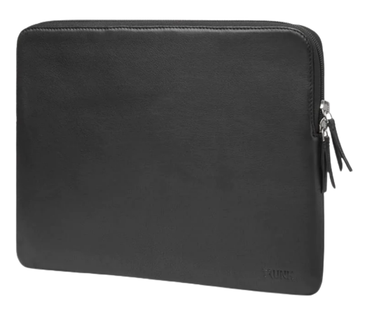Eine schwarze Laptop-Hülle aus Leder. Sie hat einen Reißverschluss und einen kleinen Markennamen.