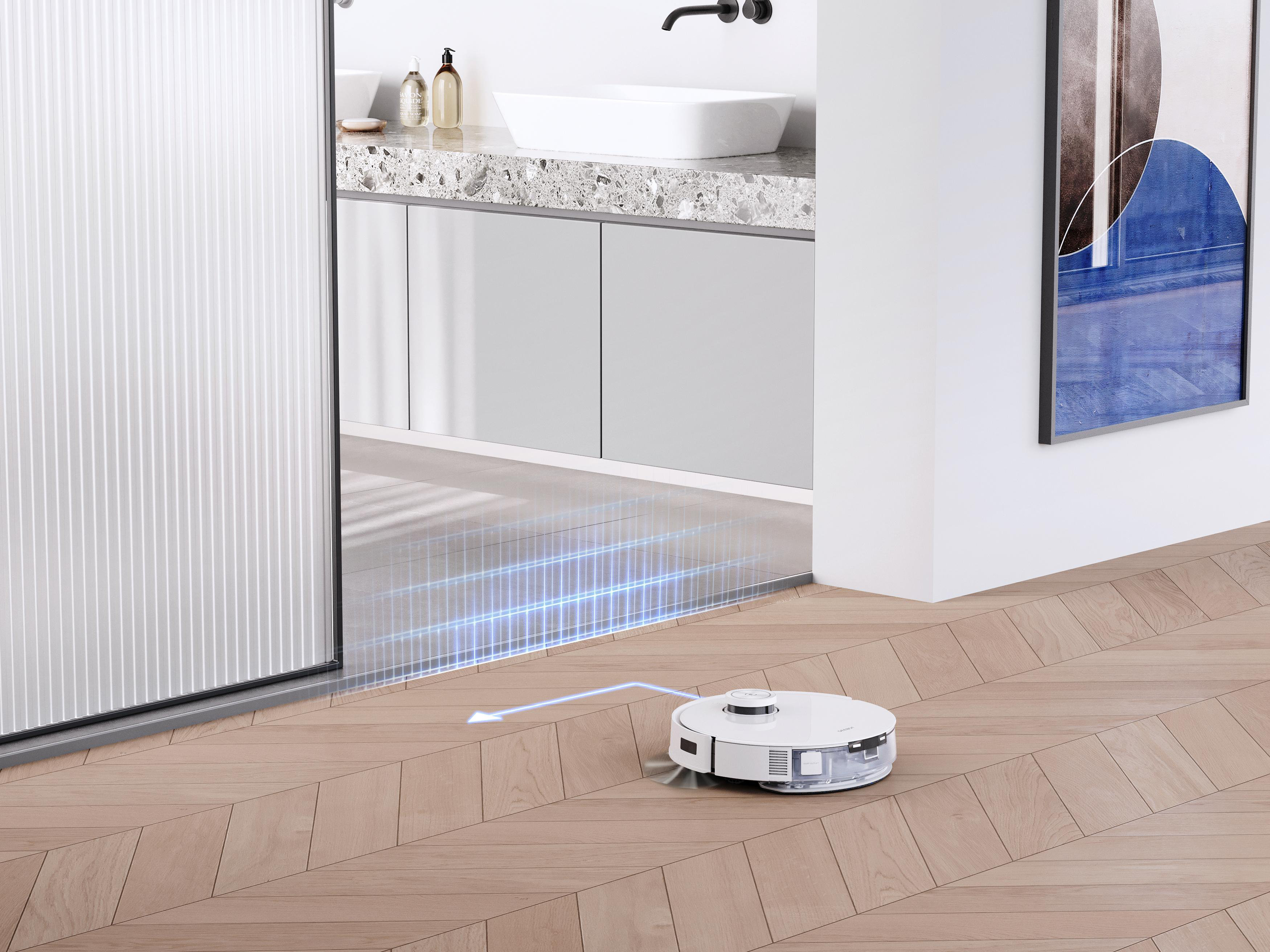Roboter-Staubsauger auf Parkettboden, blaues Licht, in der Nähe einer Glastür, modernes Interieur.