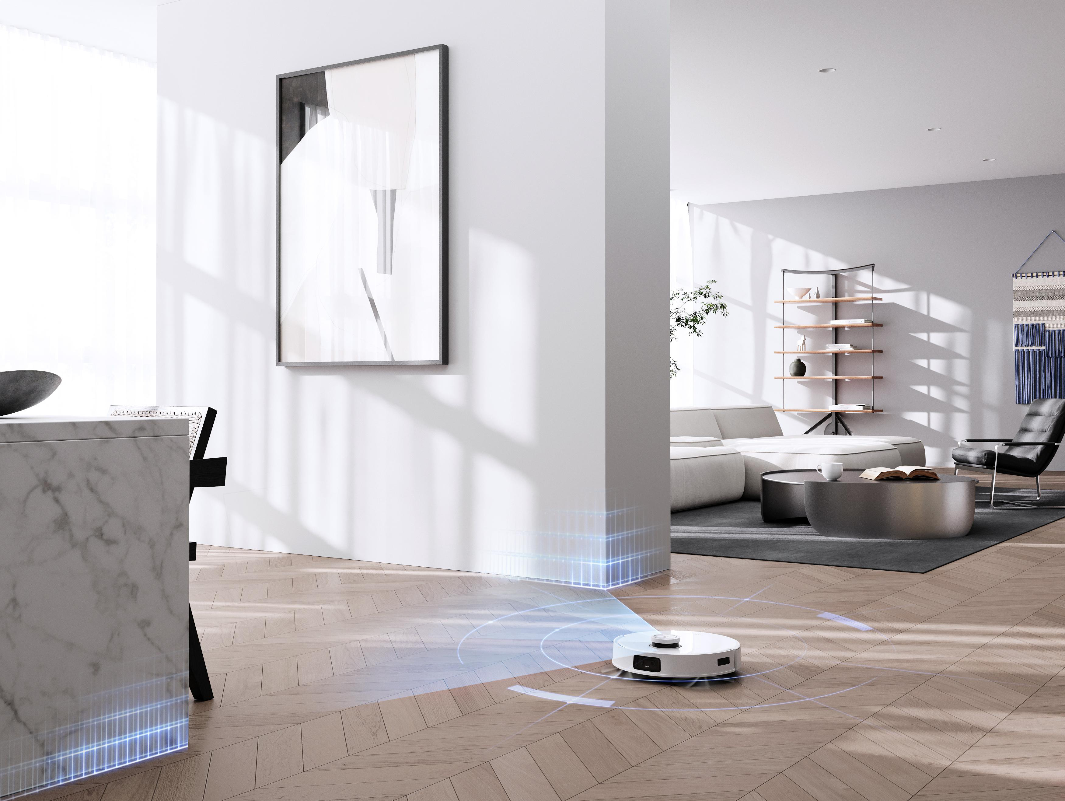 Roboter-Staubsauger reinigt einen Raum. Modernes Design, Holzboden, weiße Wand.