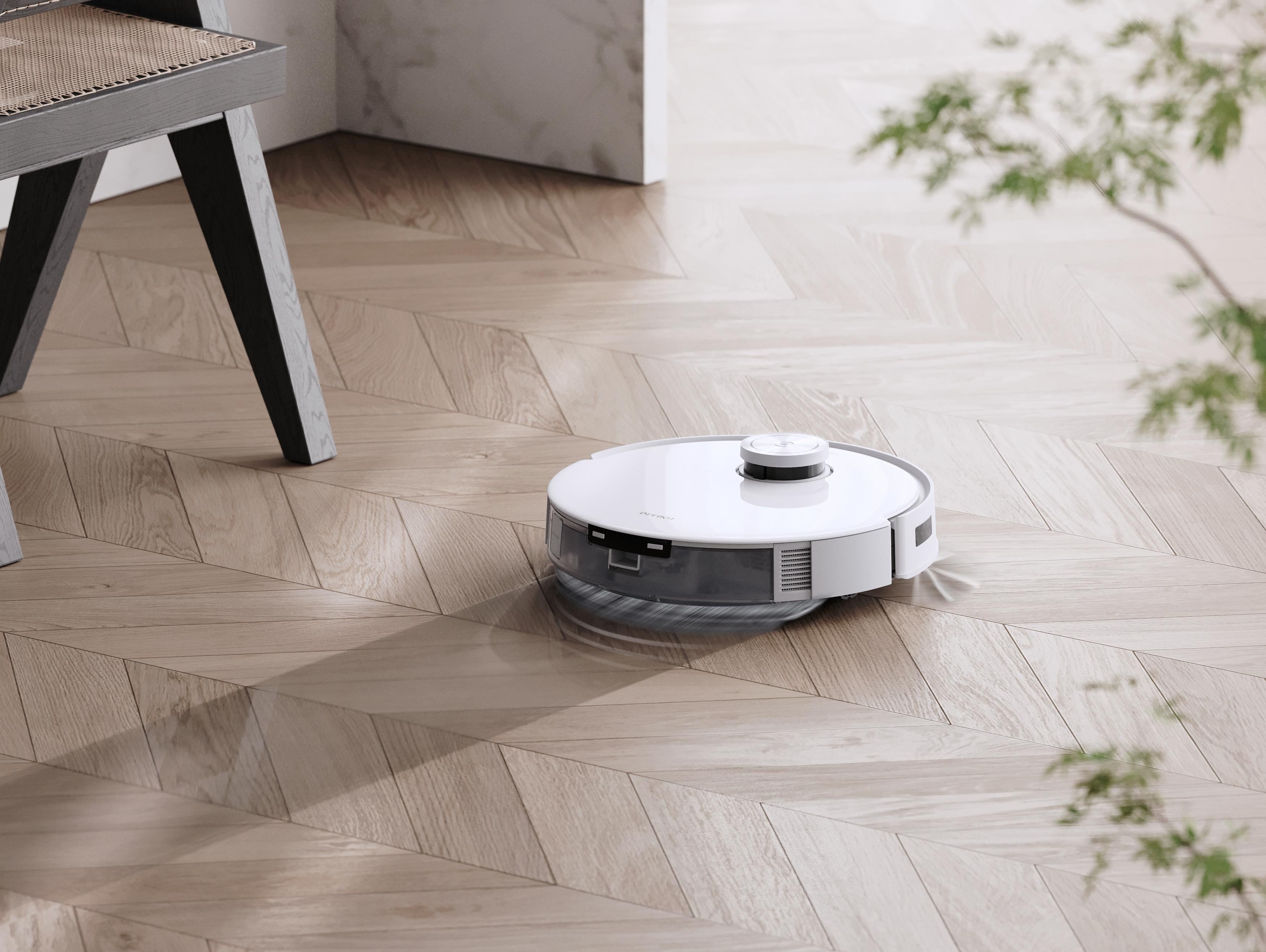 Ein Roboter-Staubsauger reinigt einen Holzboden.
