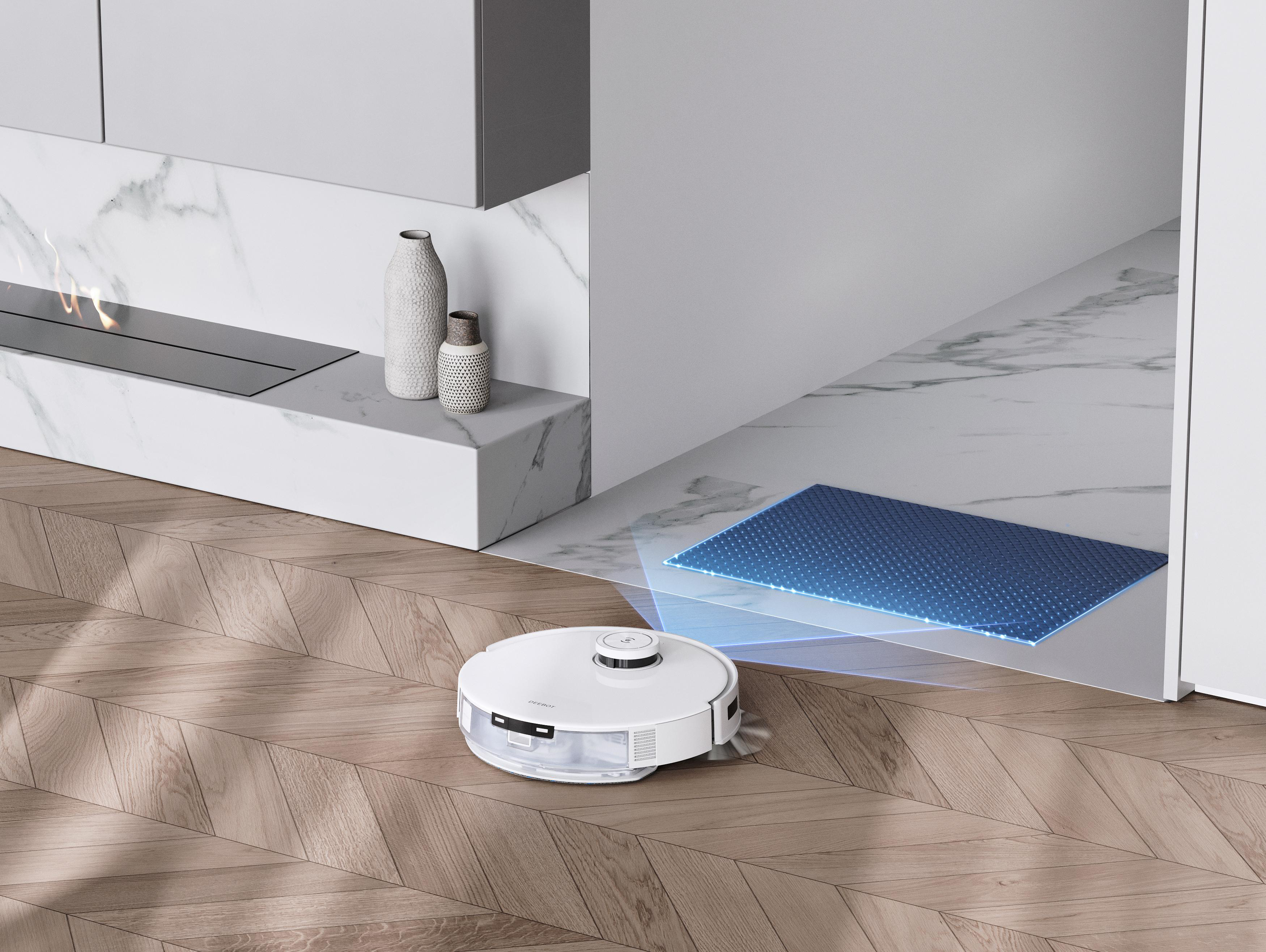 Roboter-Staubsauger auf Holzboden, in der Nähe einer weißen Wand, mit blauem Reinigungsbereich.