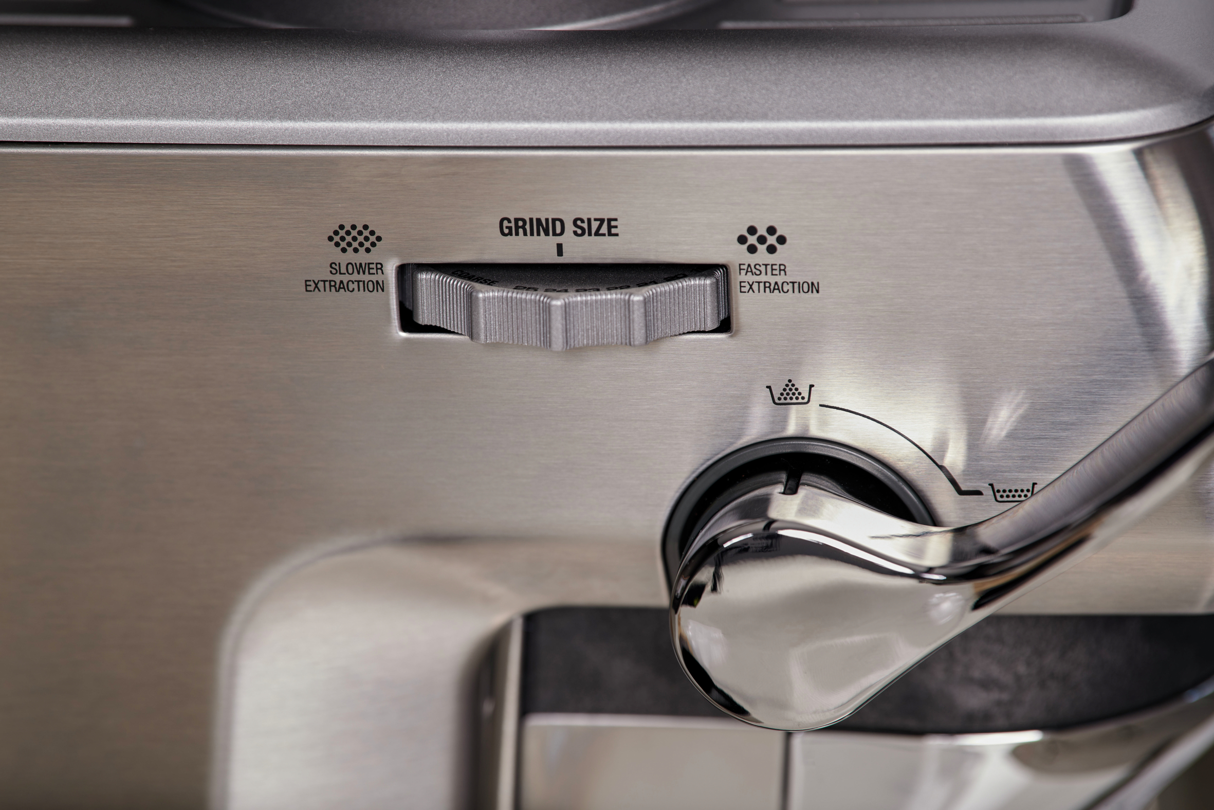 Nahaufnahme des Mahlgrad-Einstellrads einer Kaffeemaschine.