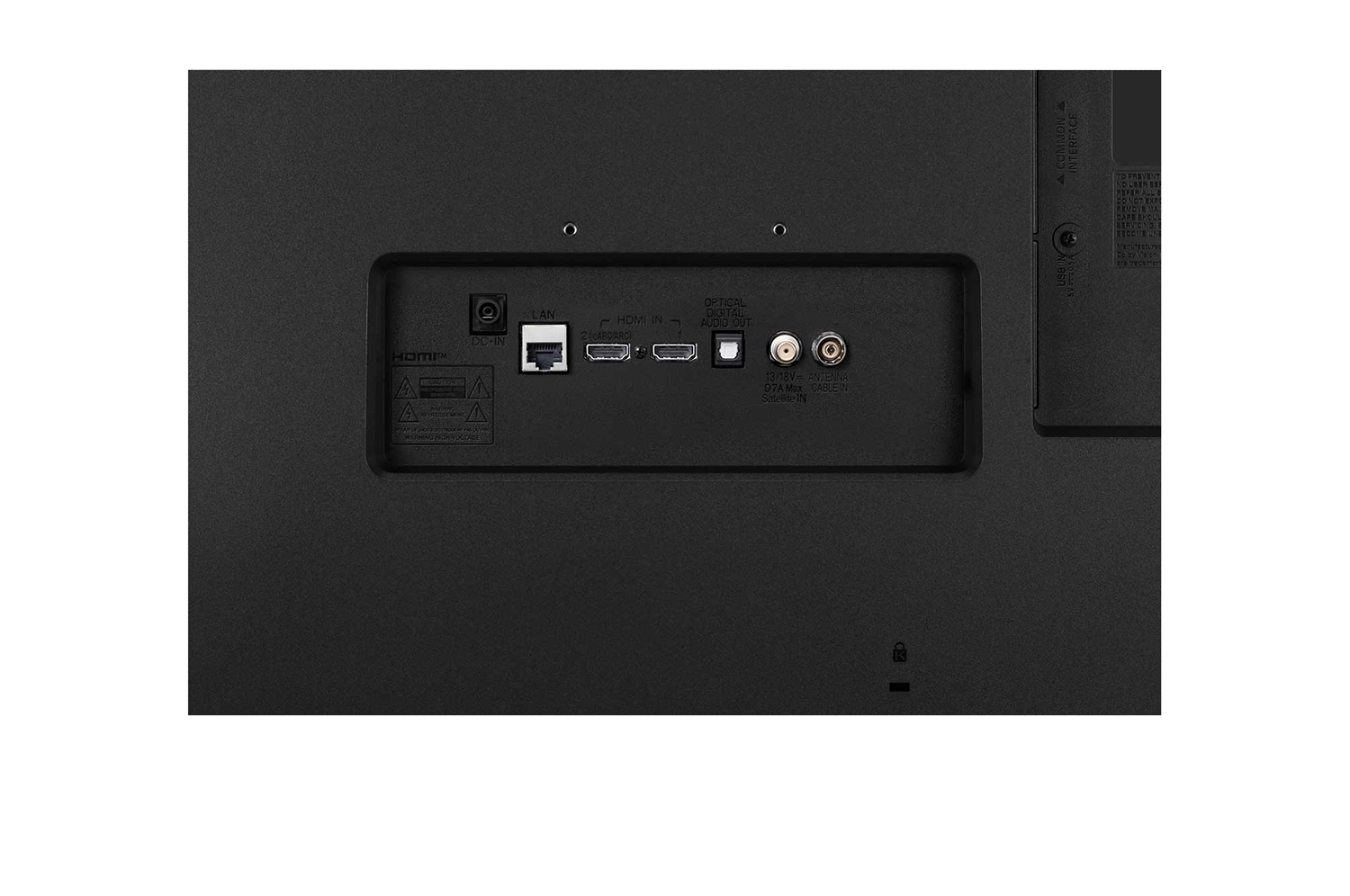 Achterpaneel van tv met poorten: LAN, HDMI, optische audio-uitgang, antenne en DC-ingang. Voorzien van waarschuwingssymbolen en gemeenschappelijke interface.