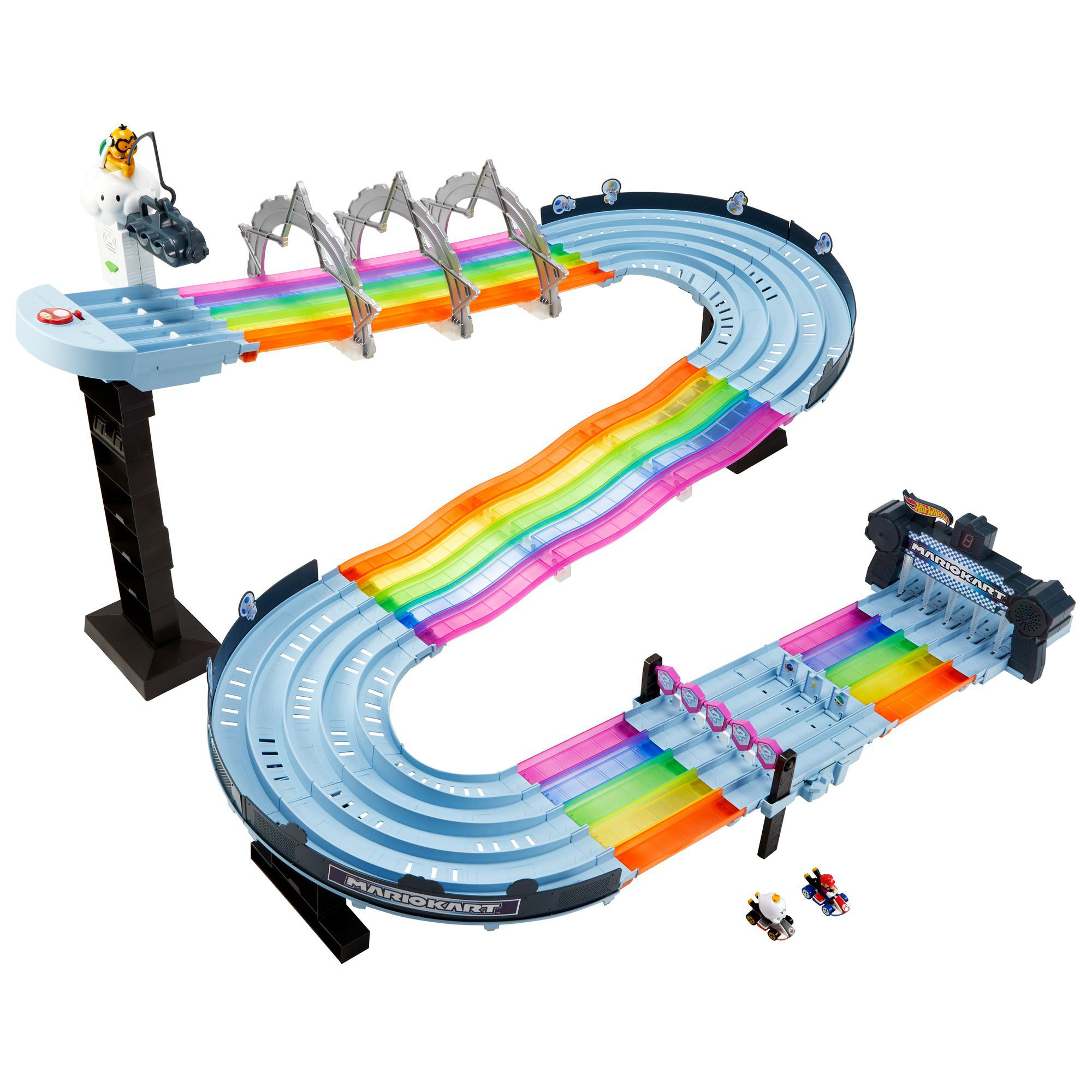 Eine Mario Kart Rennstrecke mit Regenbogenfarbenen Fahrspuren. Enthält Autos und Charaktere, sowie eine Start-/Ziellinie.