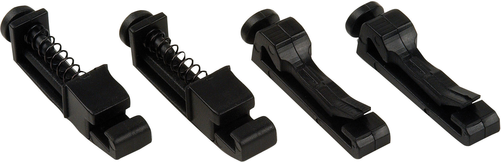 Quatre clips en plastique noir avec ressorts, pour divers usages.