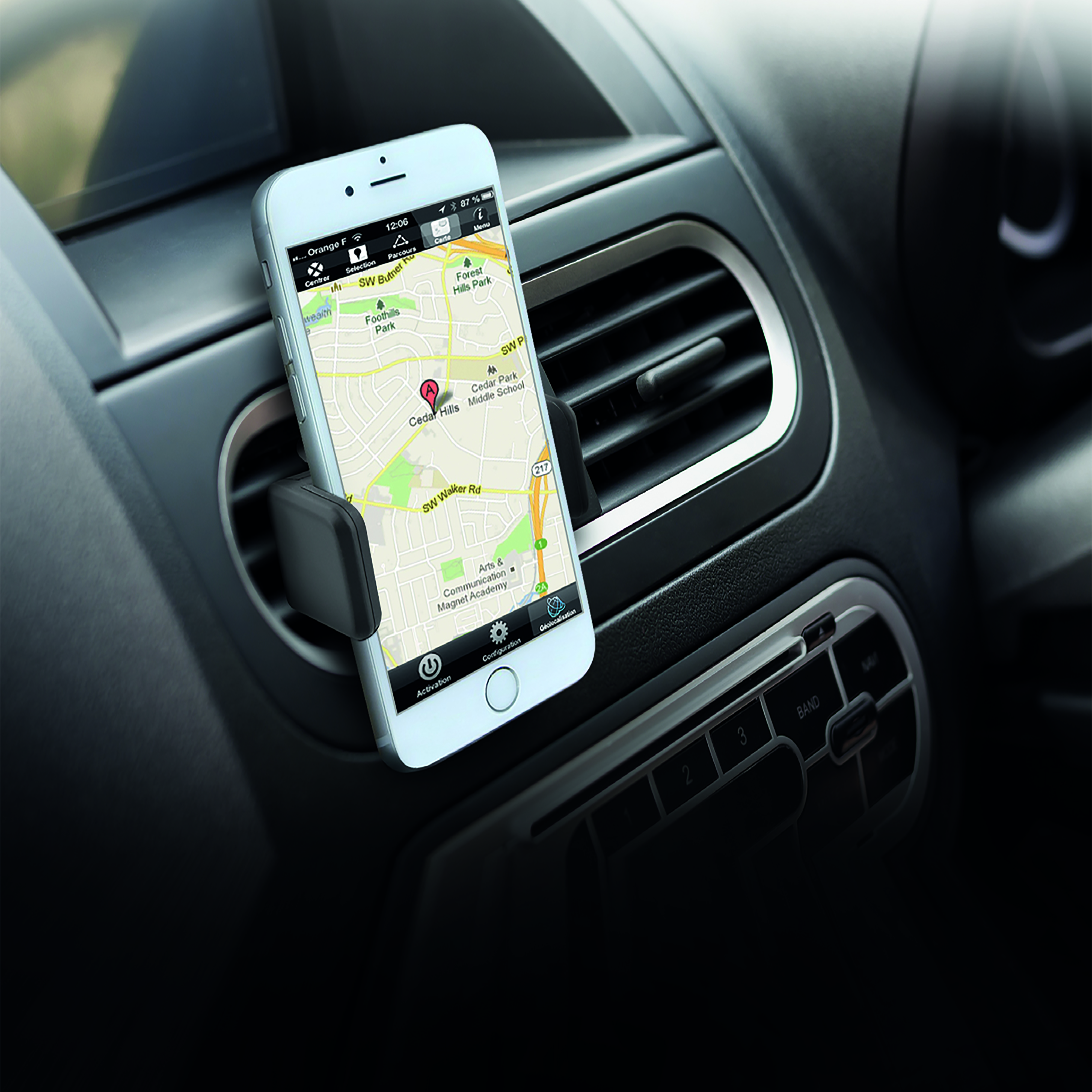 Smartphone dans un support de tableau de bord de voiture, carte affichée.