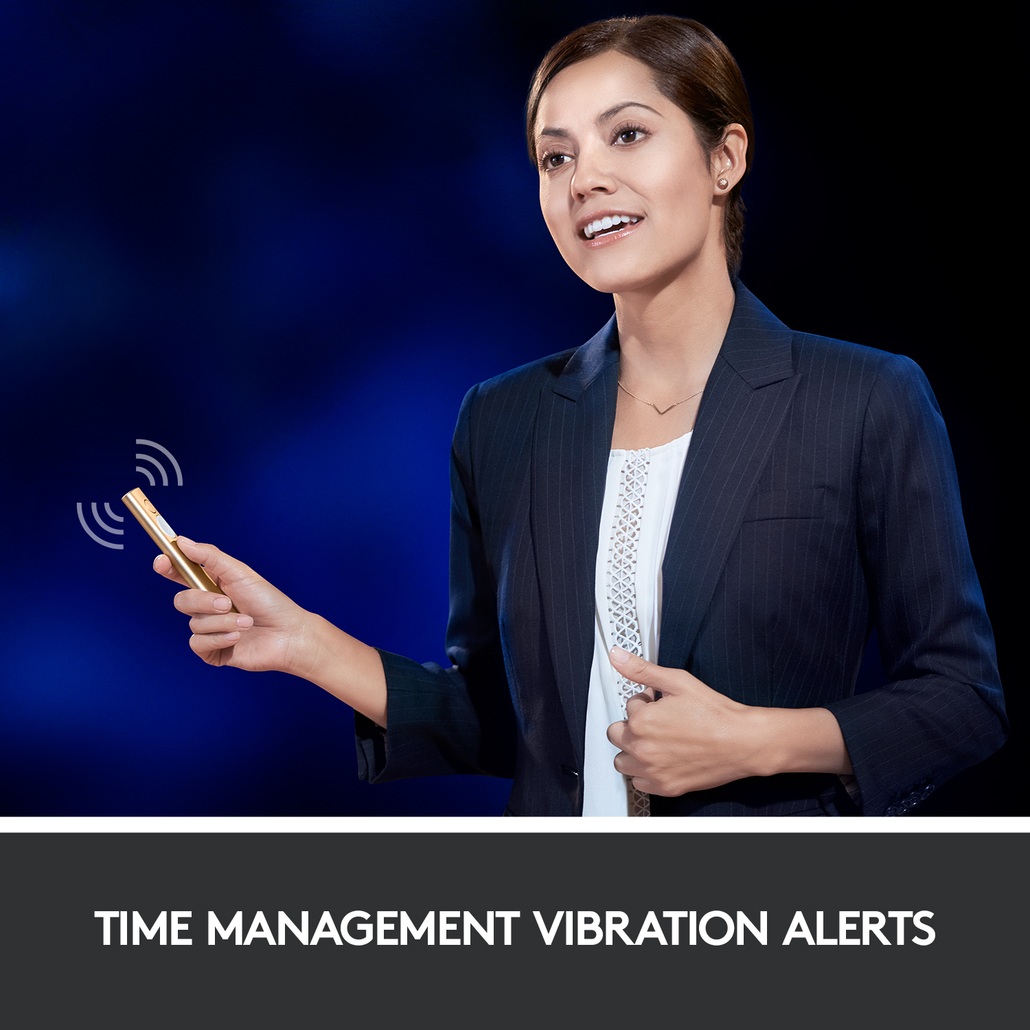 Donna che tiene un clicker per presentazioni dorato con avvisi di vibrazione.