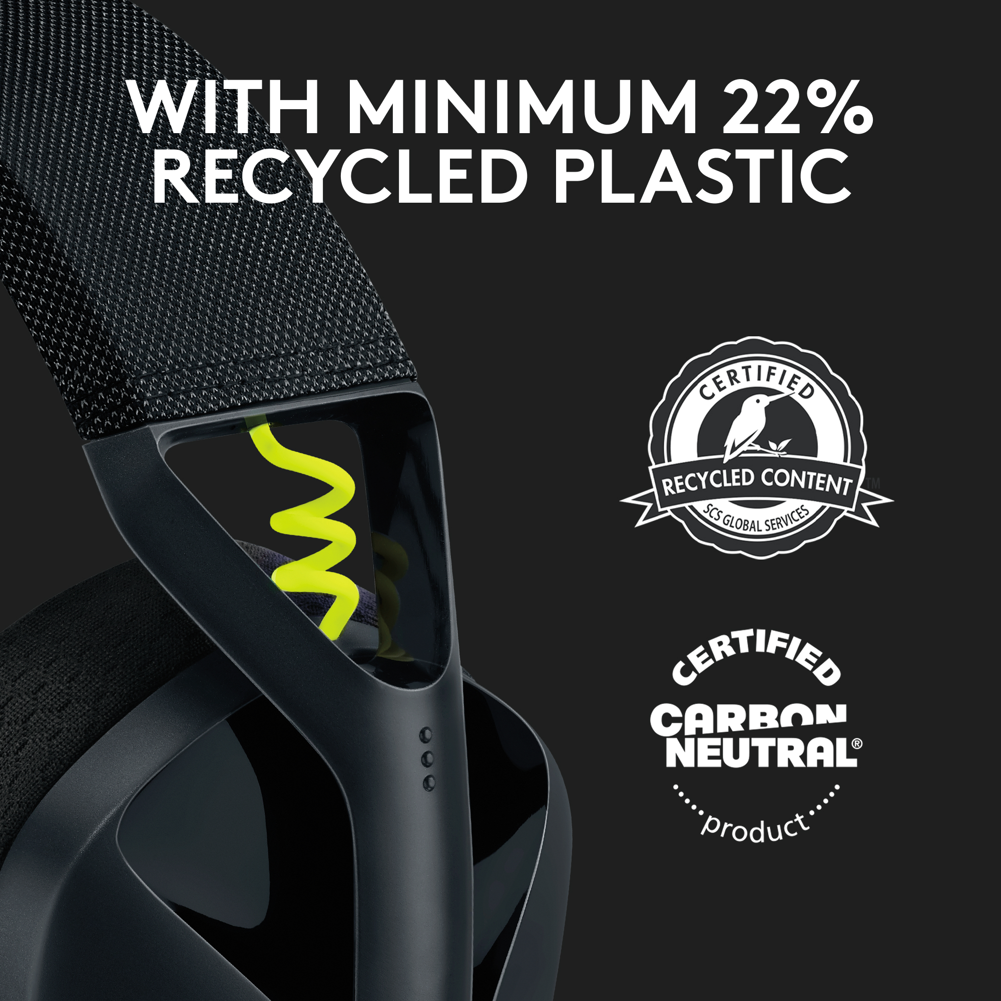 Schwarze Kopfhörer mit gelbem Kabeldetail und Logos. Text: 'Mit mindestens 22 % recyceltem Kunststoff'.