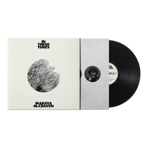 Pochette d'album : Pochette d'album avec un dessin d'arbre et les mots 'Makaya McCraven In These Times'.