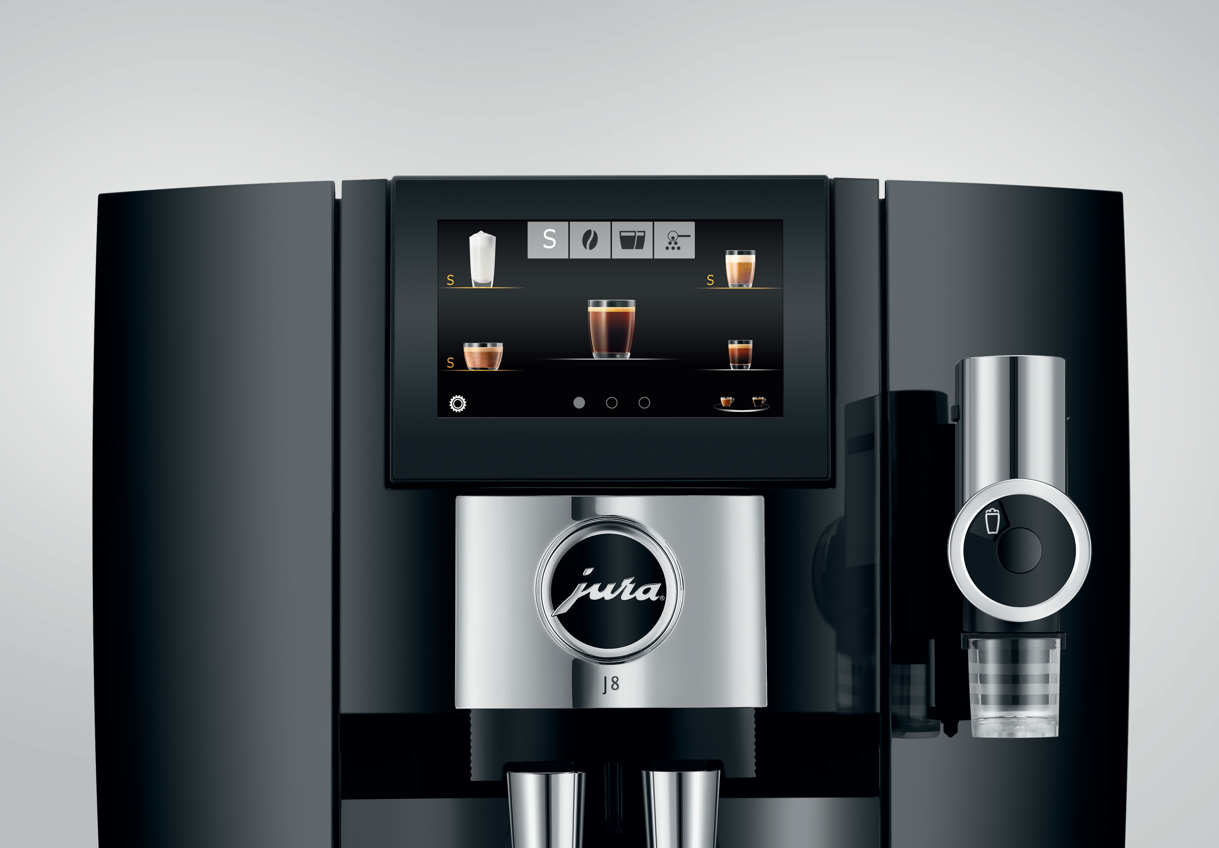 Schwarze Kaffeemaschine mit Touchscreen, silbernem JURA-Logo und zwei Tassen darunter.