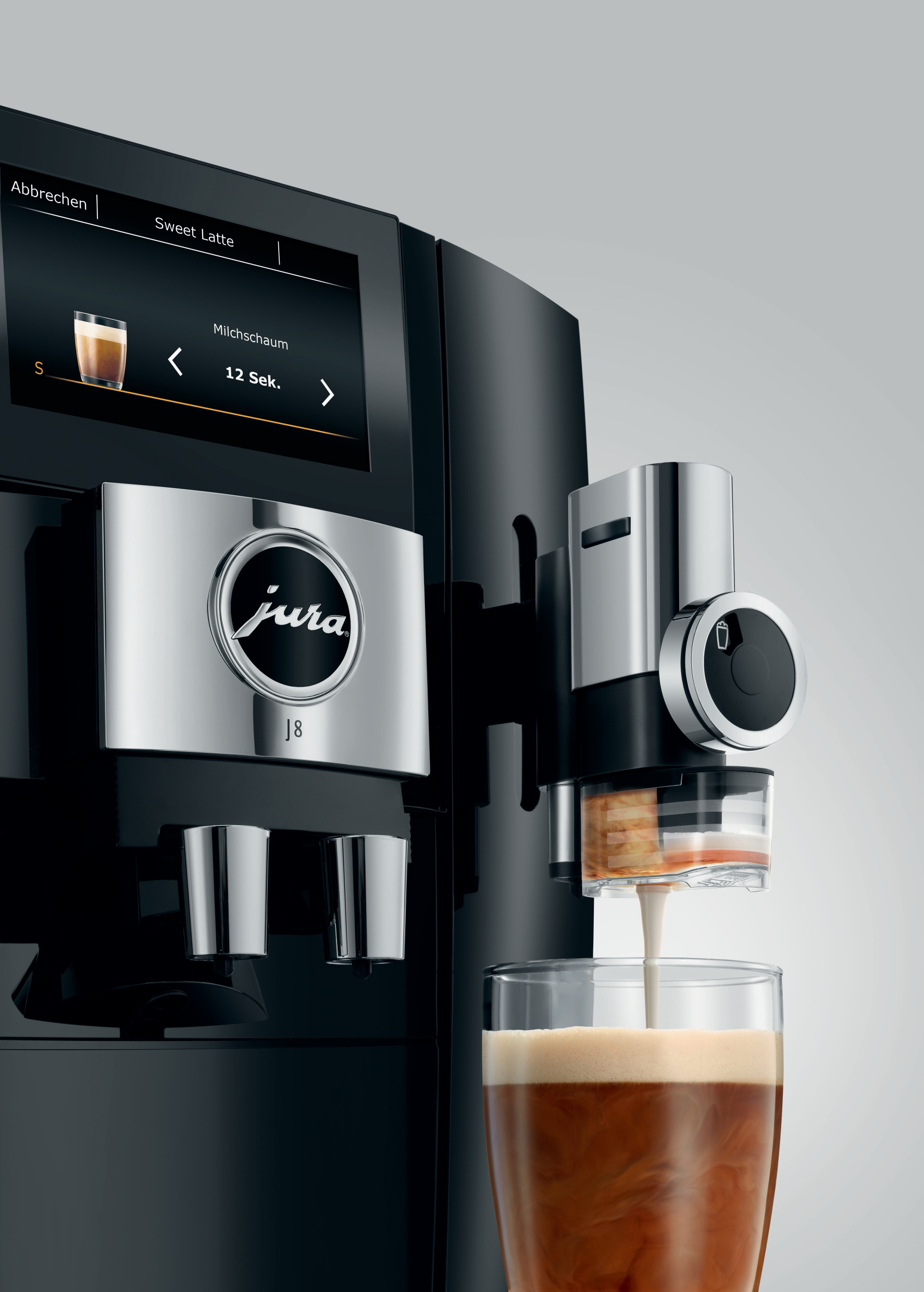 Schwarze Jura J8 Kaffeemaschine mit Bildschirm und Glas, das sich mit Kaffee füllt.