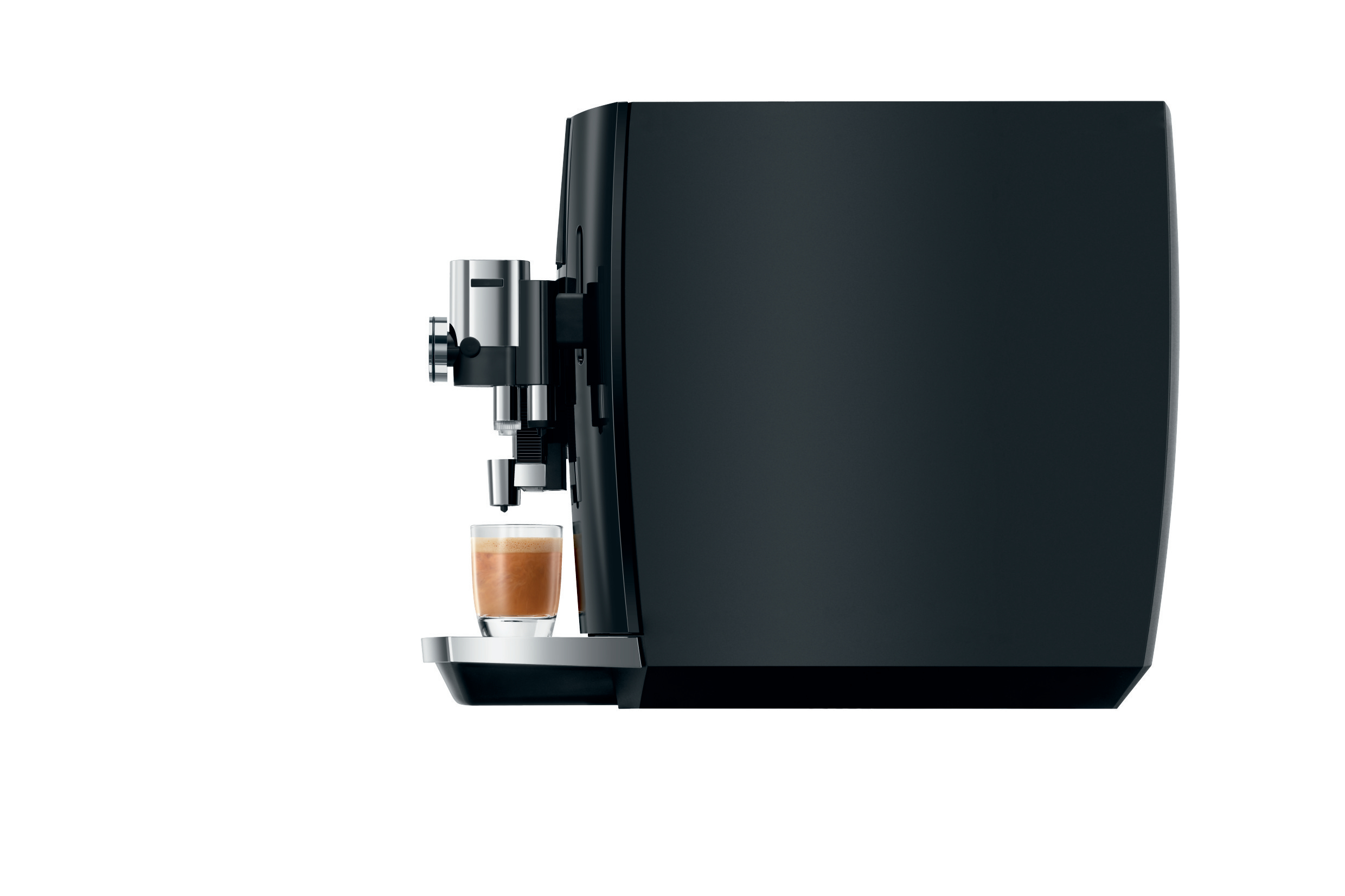Schwarze Kaffeemaschine mit einem Glas Kaffee. Seitenansicht, weißer Hintergrund.
