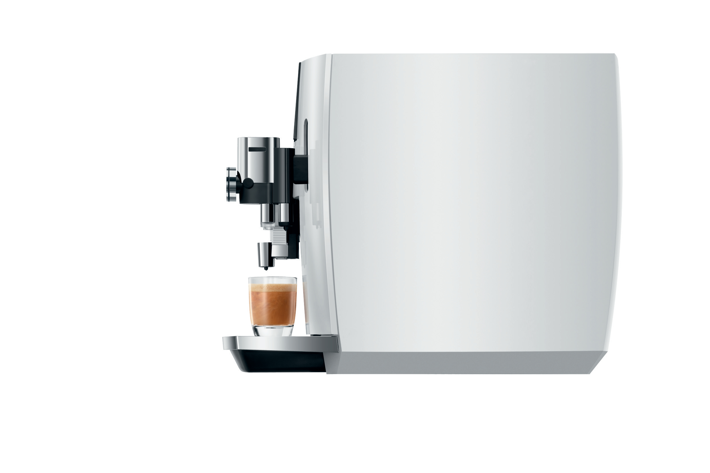 Weiße Espressomaschine mit Kaffeeglas auf dem Tablett.