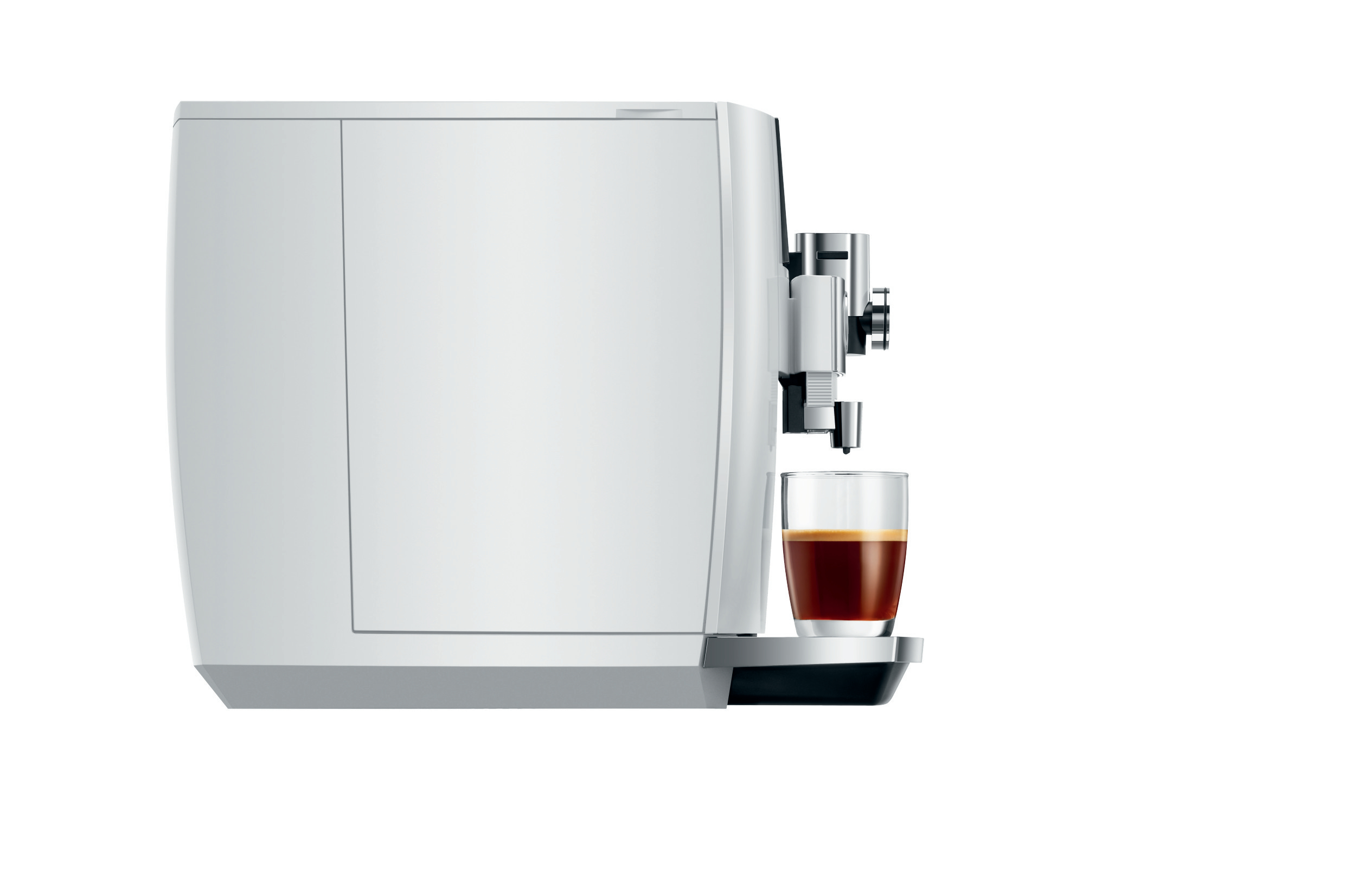 Eine weiße Jura-Kaffeemaschine mit einem Glas Kaffee auf weißer Oberfläche.