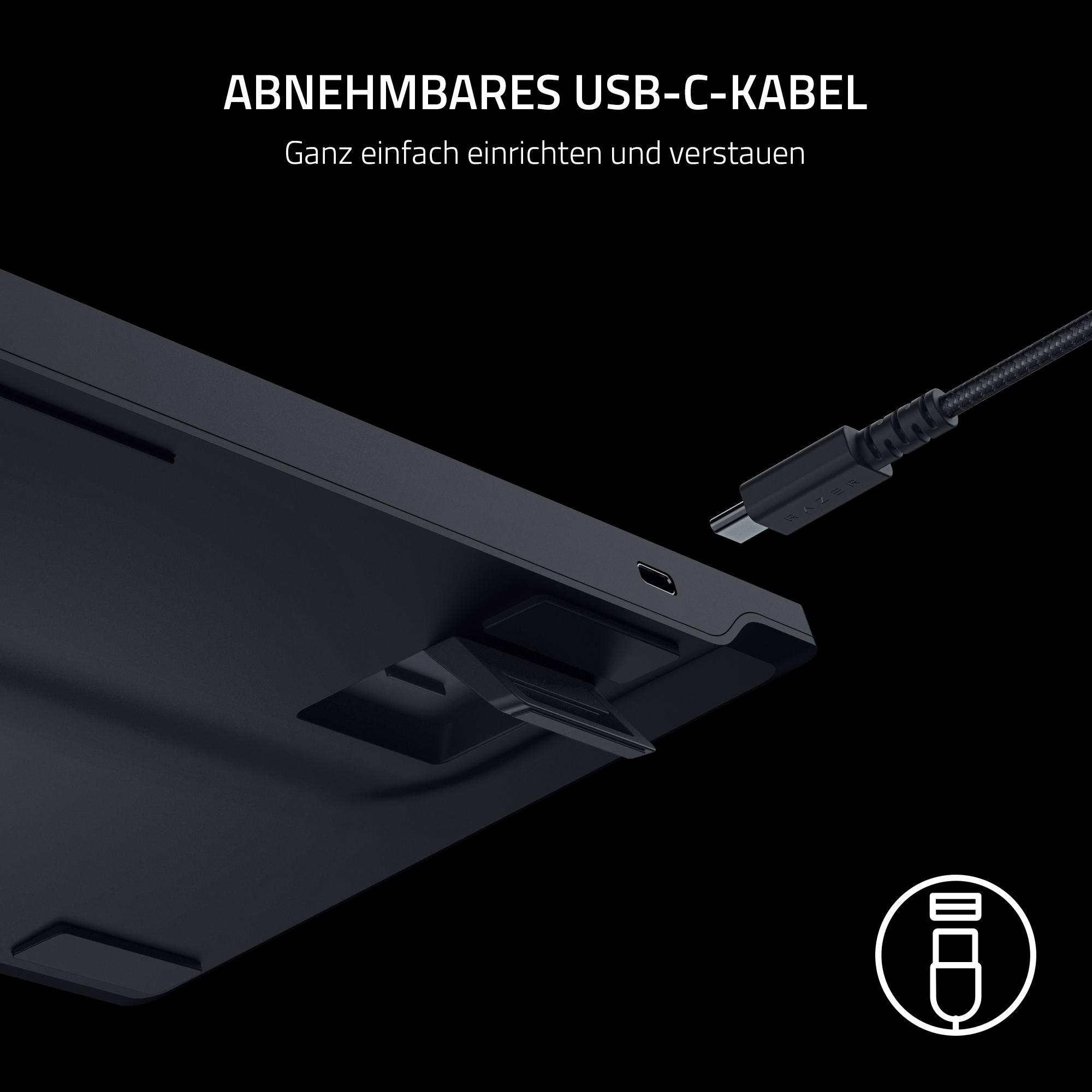 Nahaufnahme einer schwarzen Tastatur, in die ein USB-C-Kabel eingesteckt wird.