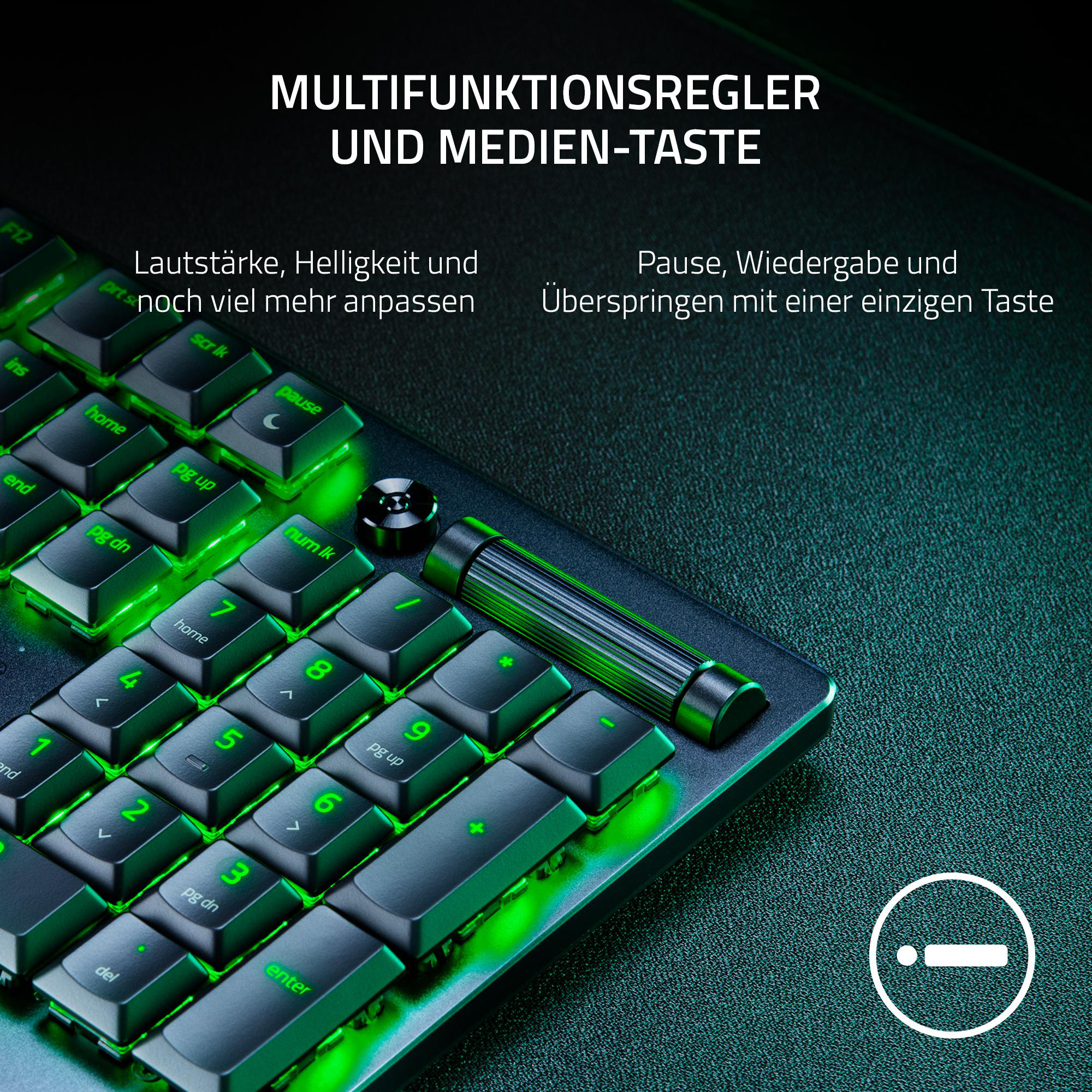 Nahaufnahme einer hintergrundbeleuchteten Gaming-Tastatur mit grünen Lichtern. Hat Medientasten und Zifferntasten.
