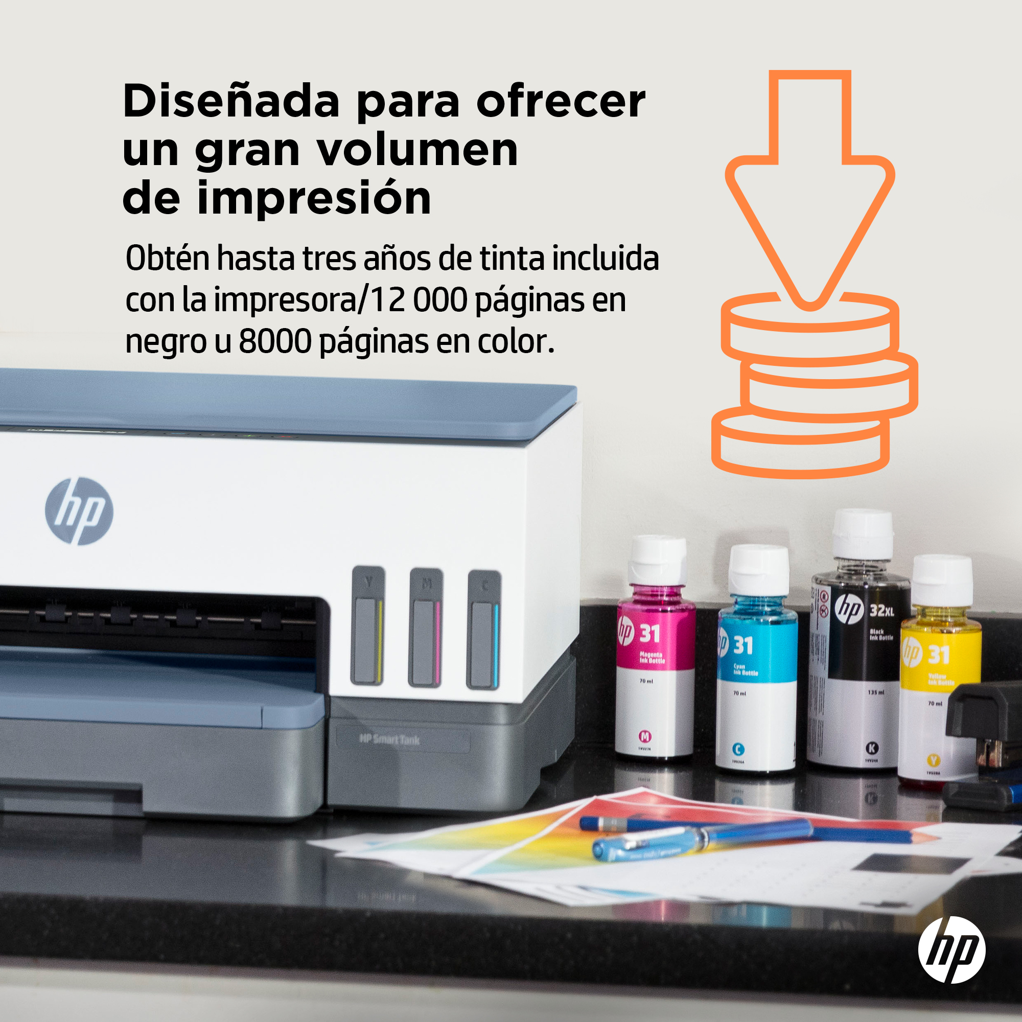 Una impresora HP Smart Tank con botellas de tinta, un bolígrafo y papel de colores sobre una superficie negra.