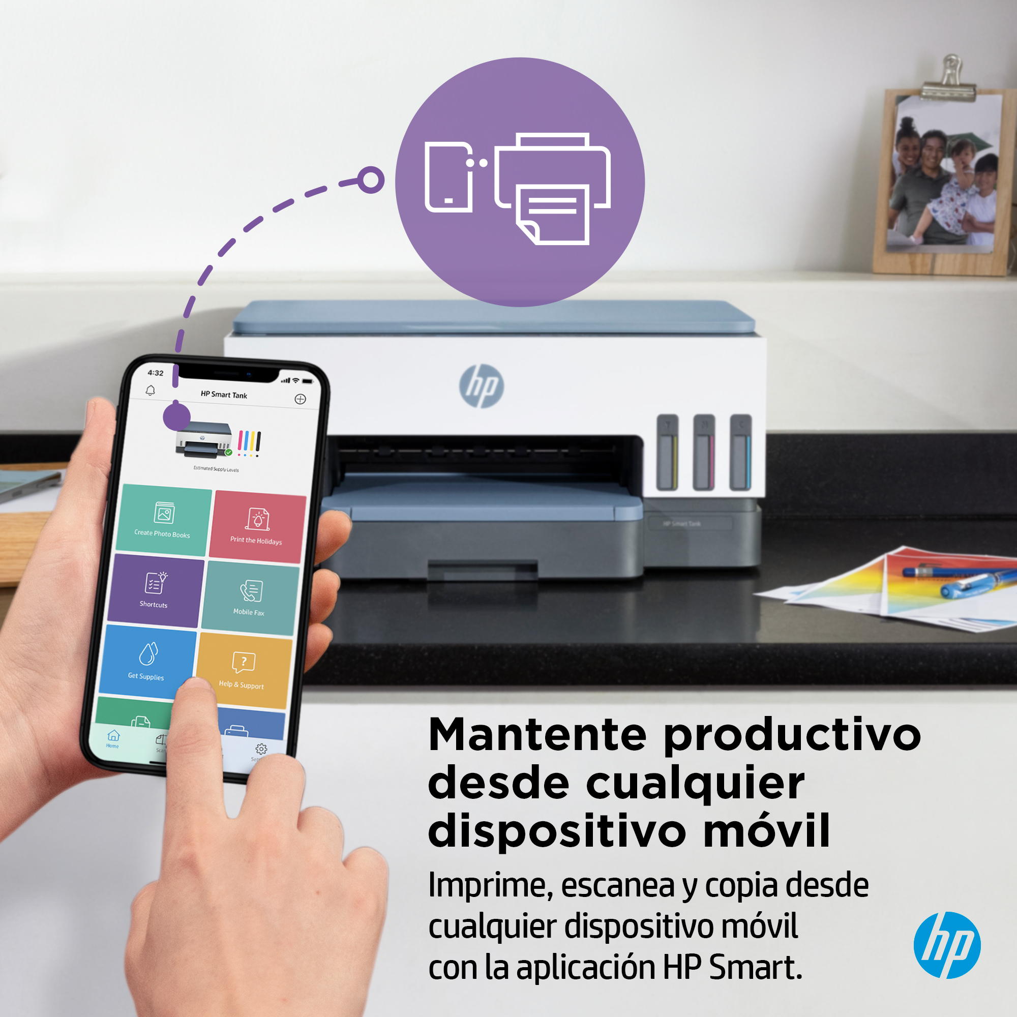 Una mano sostiene un teléfono que muestra una aplicación, conectada a una impresora. La impresora es blanca y gris.