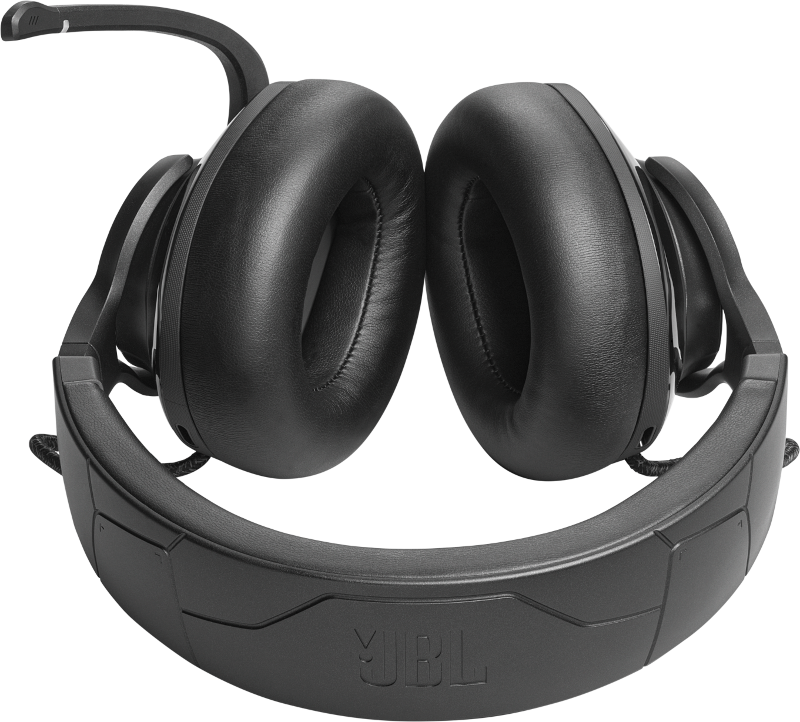 Casque de jeu JBL noir sur une surface blanche. Le casque a de grands écouteurs, un micro et le logo JBL.