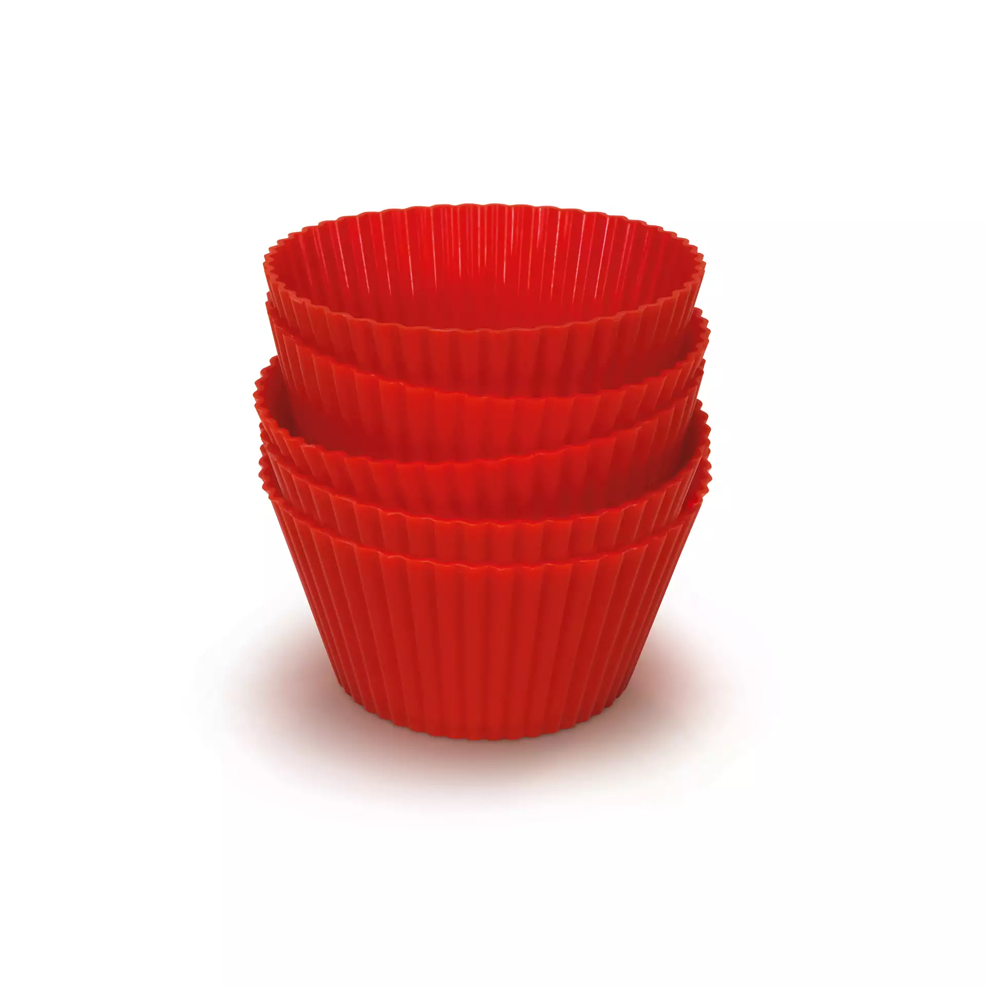 Négy piros muffin kapszli egymáson fehér felületen.