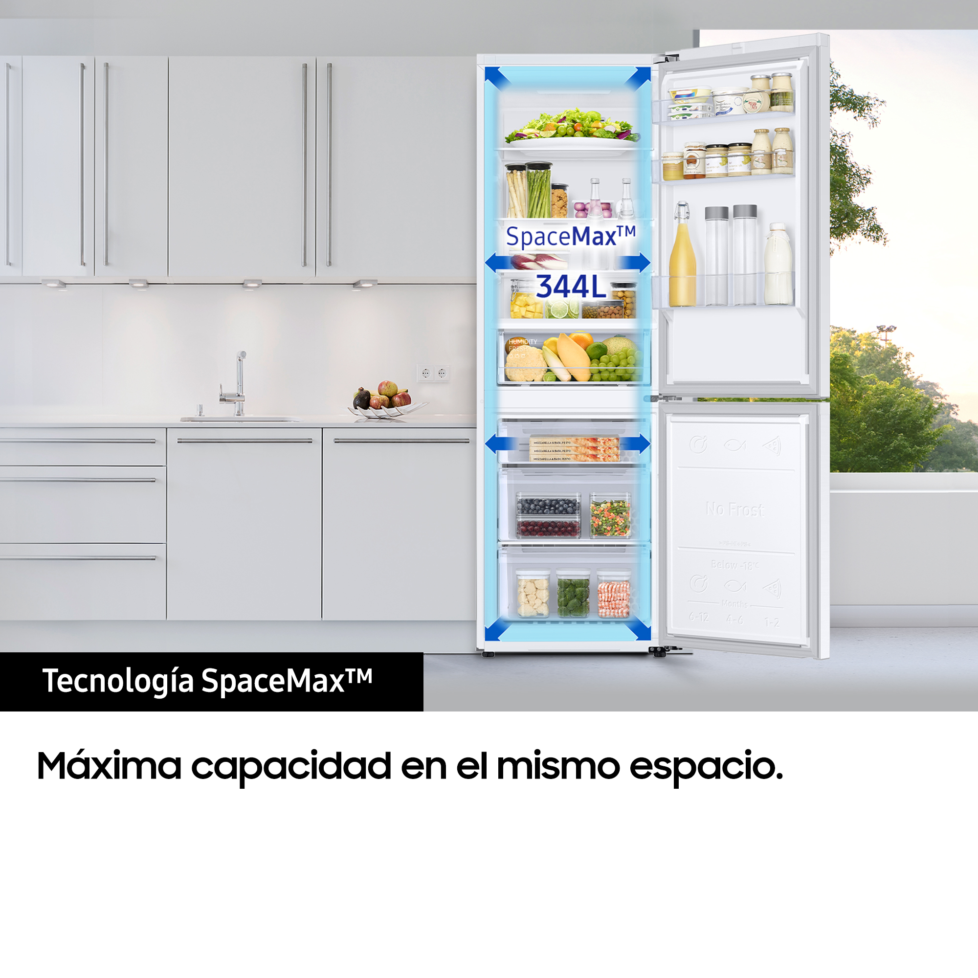 Refrigerador blanco abierto, mostrando estantes con comida. Texto: SpaceMax, 344L y detalles del producto.