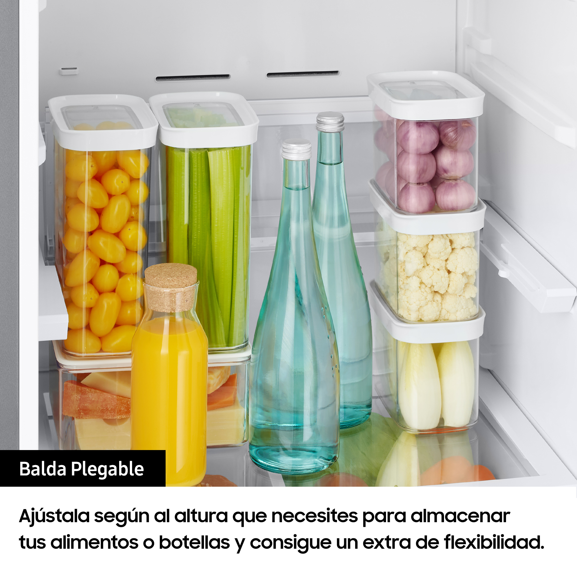 Interior de nevera con recipientes de comida y botellas. El texto "Balda Plegable" es visible.