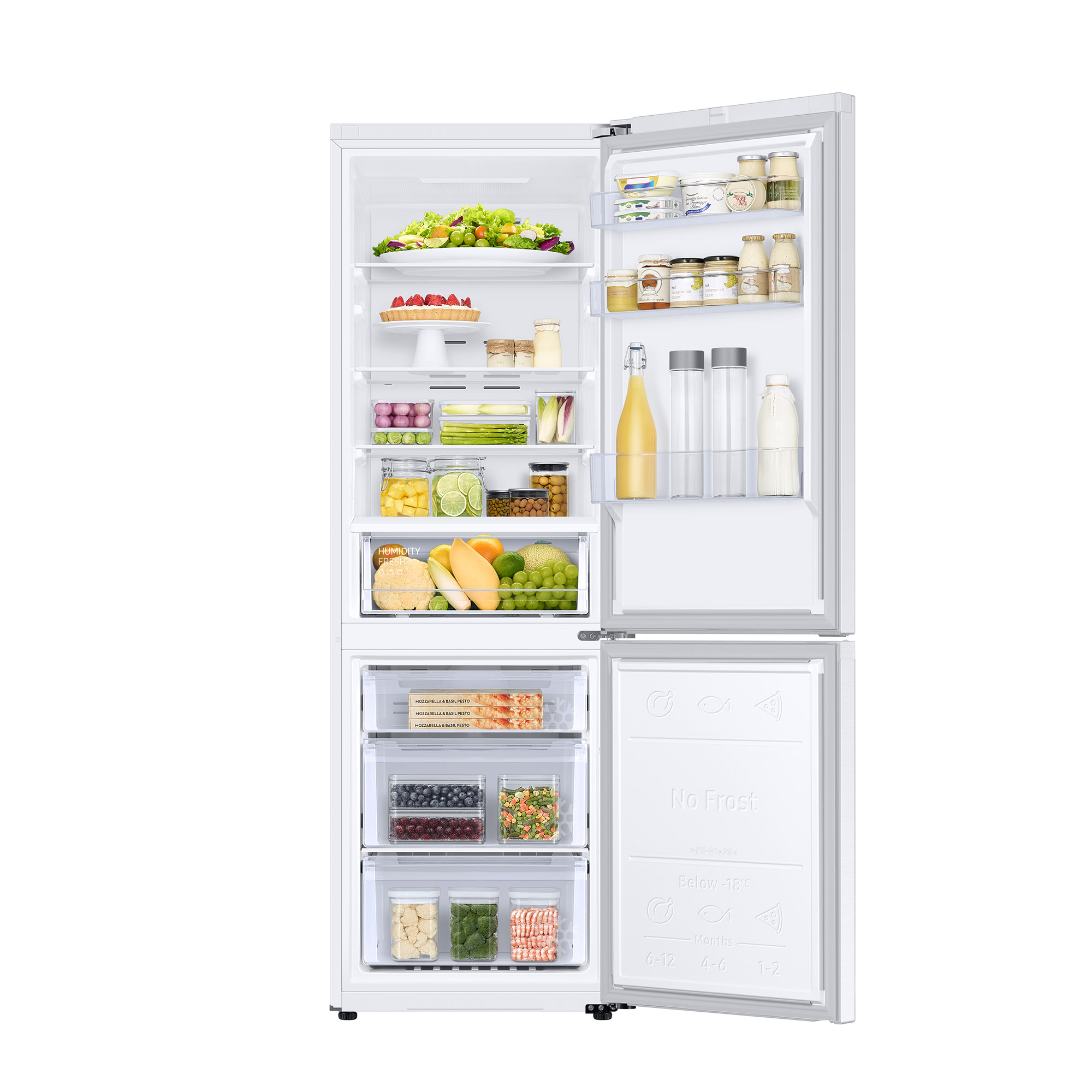 Un refrigerador Samsung blanco, abierto para mostrar estantes llenos de comida.