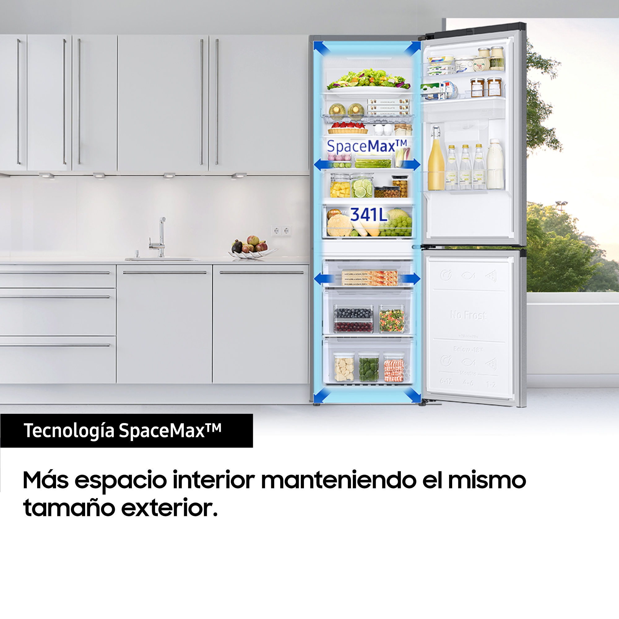 Refrigerador con puerta abierta mostrando comida. Texto: SpaceMax, 341L. Cocina en el fondo.