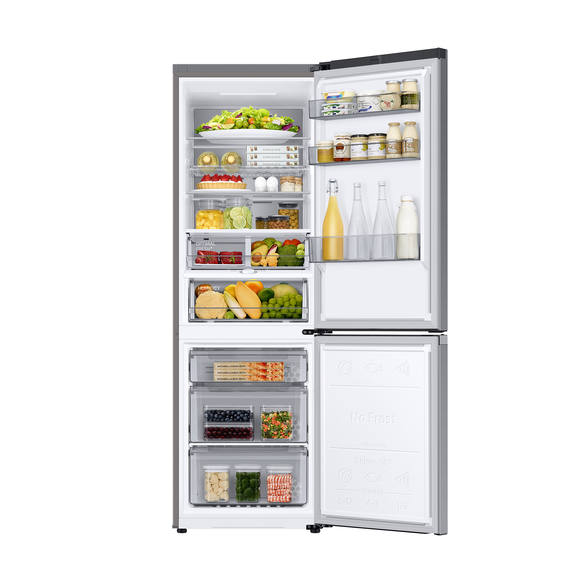 Refrigerador abierto con estantes llenos de alimentos, incluyendo frutas y verduras.
