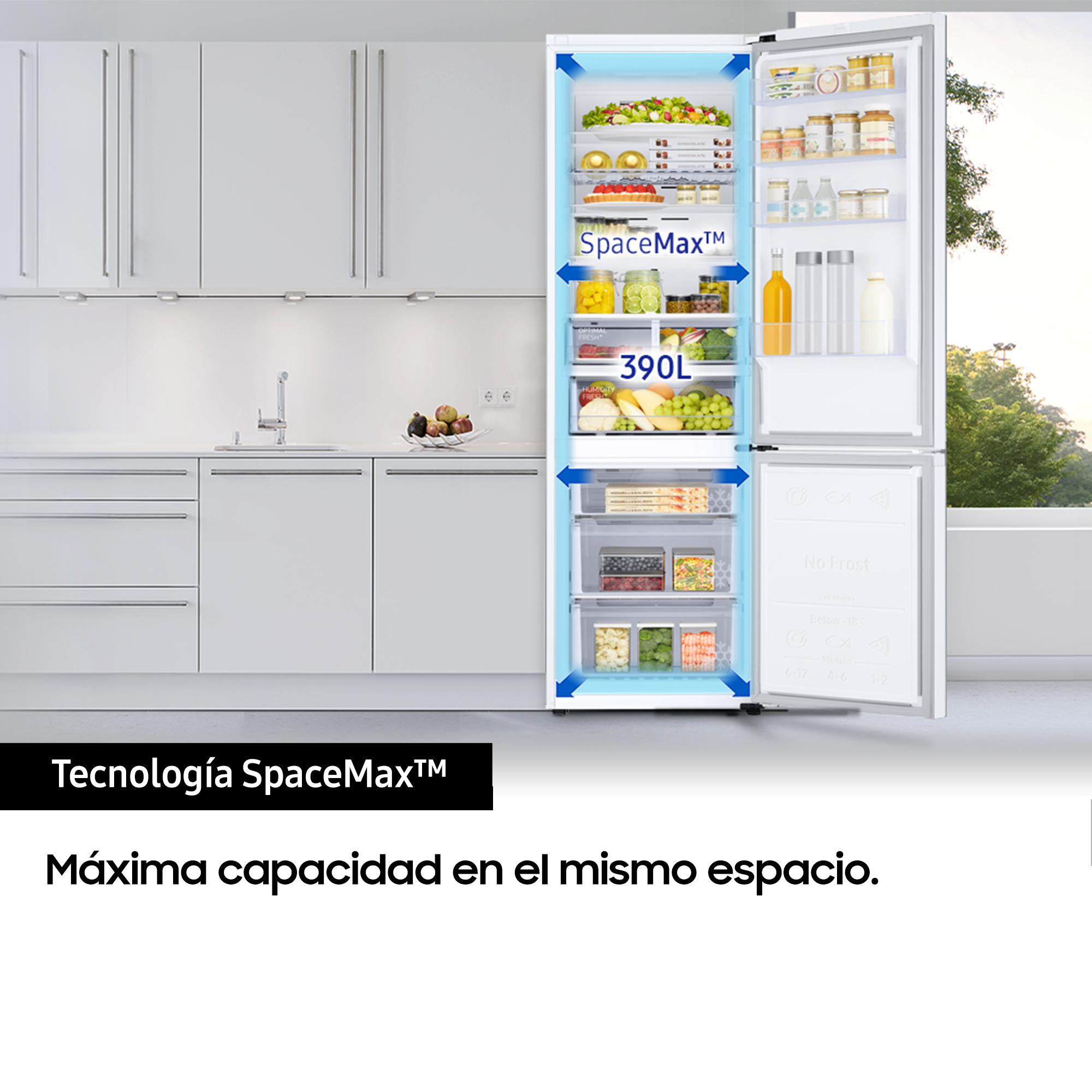 Refrigerador con puertas abiertas mostrando comida y texto: SpaceMax, 390L.