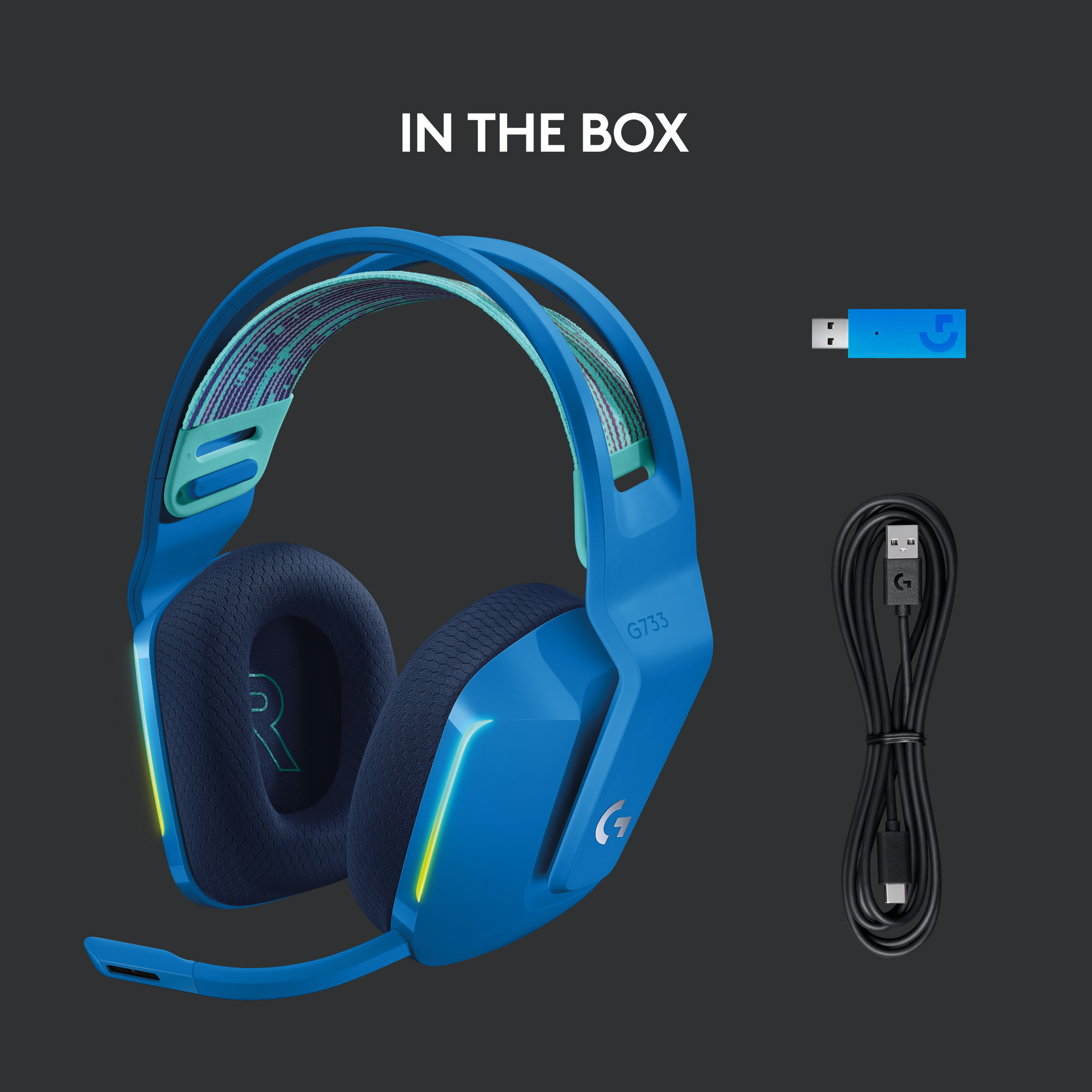Casque bleu, une clé USB et un câble sur une surface sombre. Le texte dit DANS LA BOÎTE.