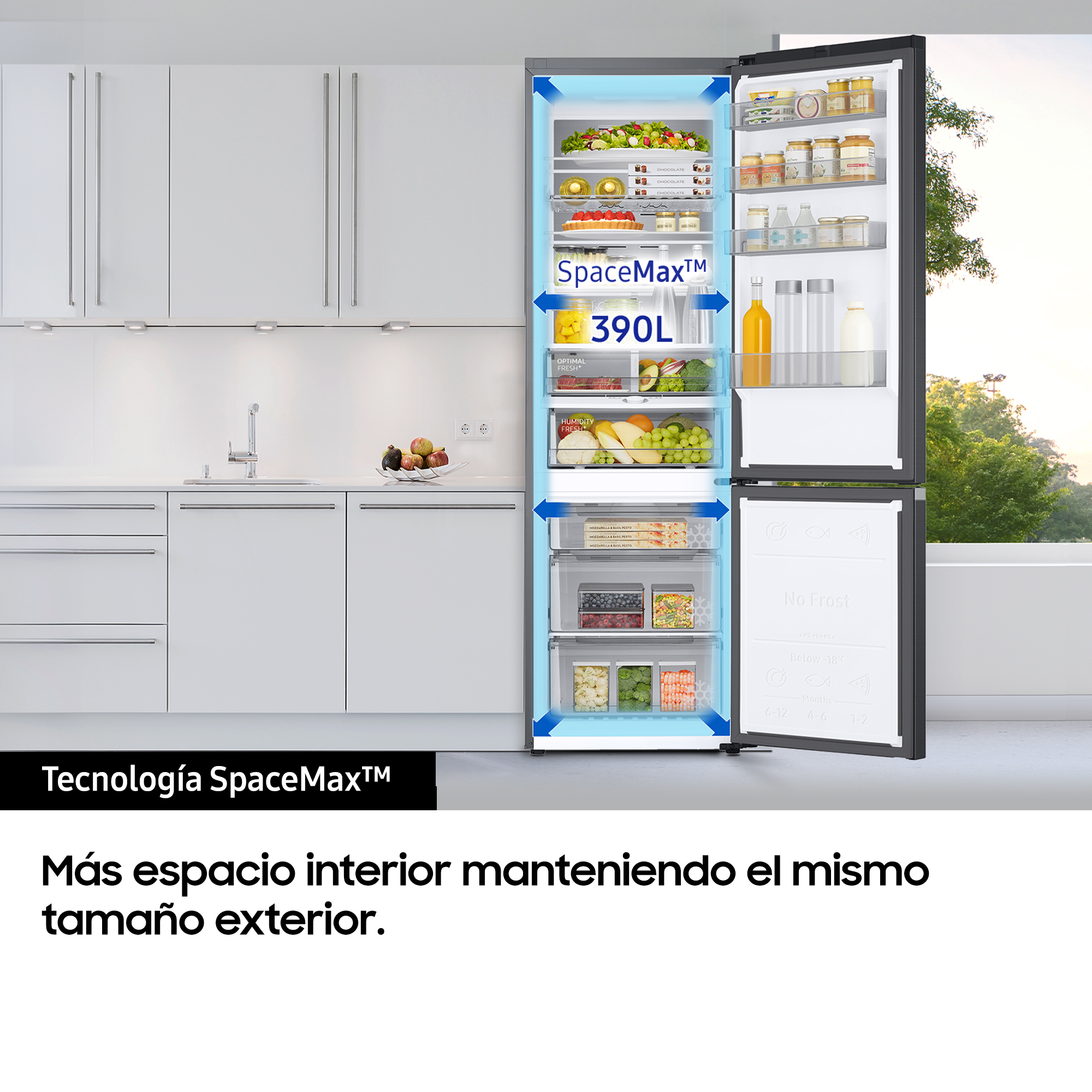 Interior de refrigerador abierto que muestra estantes con comida. El texto dice 'SpaceMax'. Fondo blanco.