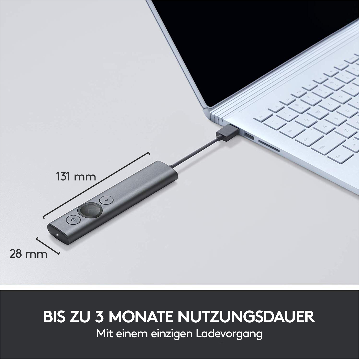 Graue Präsentationsfernbedienung am Laptop. Abmessungen sind angegeben. Text unten.