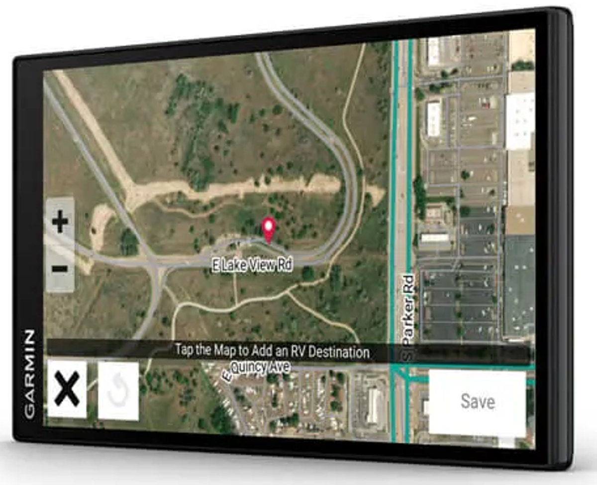 Garmin GPS-Gerät, das eine Straßenkarte anzeigt.