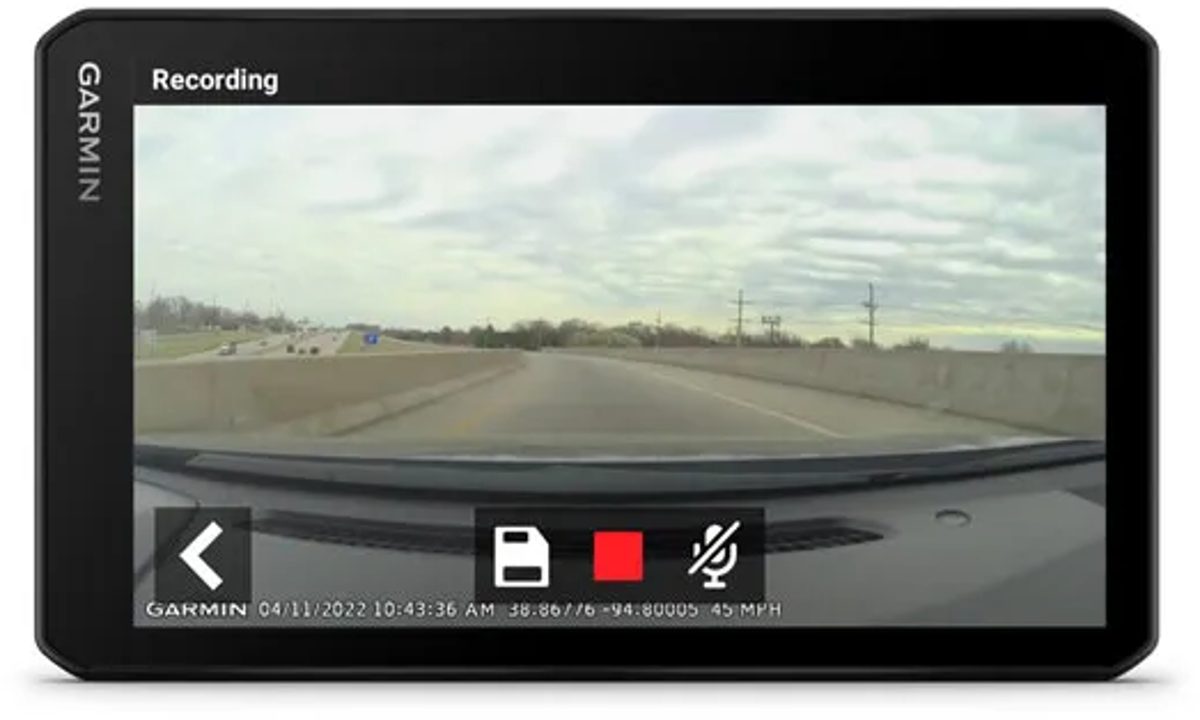 Dashcam nimmt Autobahn auf, bewölkter Himmel. Schnittstelle zeigt Geschwindigkeit, Zeit und Aufnahme.