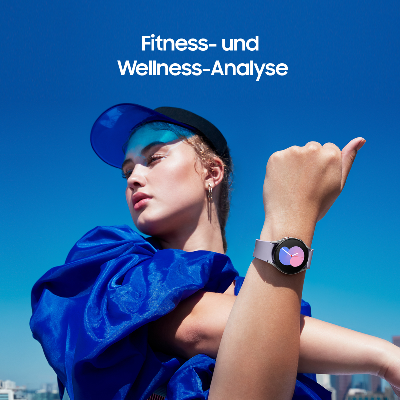 Frau mit Smartwatch, streckt Arm, blauer Himmel. Die Uhr hat ein rosa Armband.