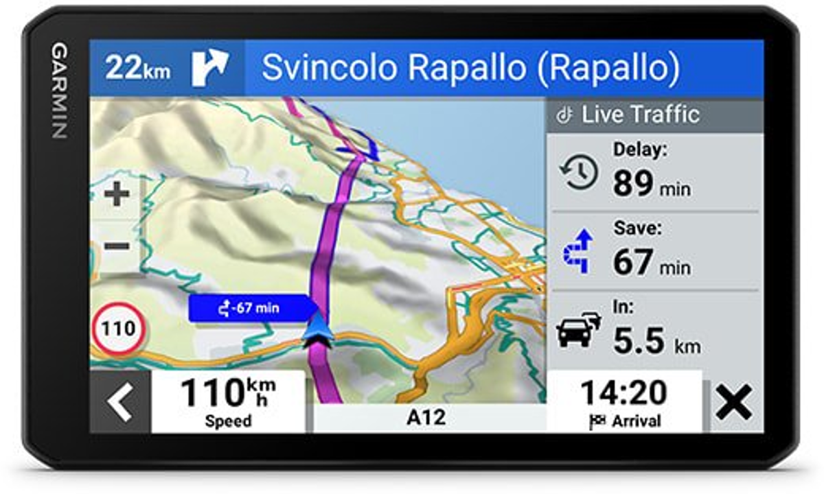 GPS-Gerät zeigt Navigation nach Svincolo Rapallo, Italien. Zeigt Verkehr, Ankunftszeit und Geschwindigkeit an.