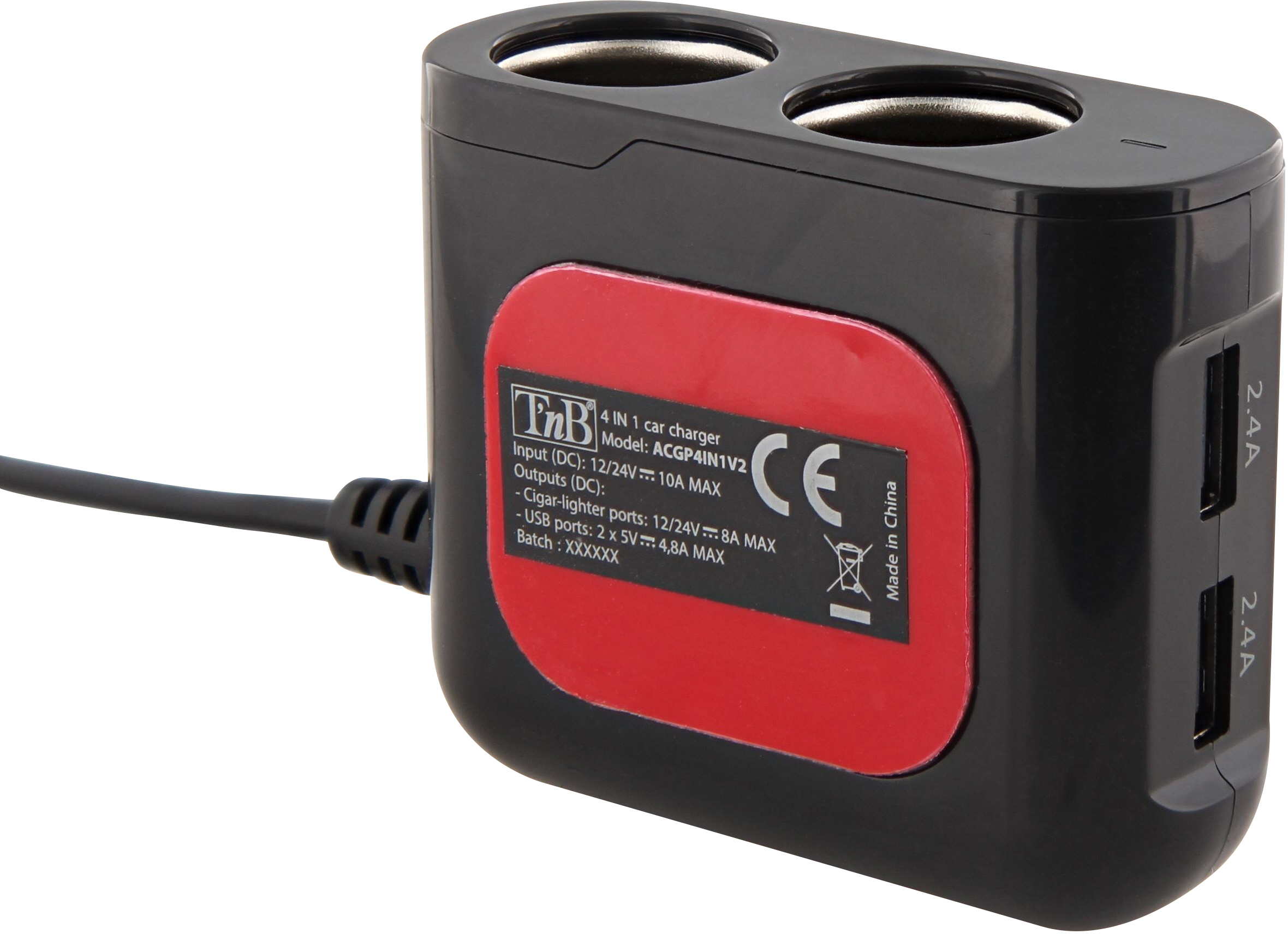 Chargeur de voiture noir avec deux ports USB et deux ports allume-cigare. Étiquette rouge.